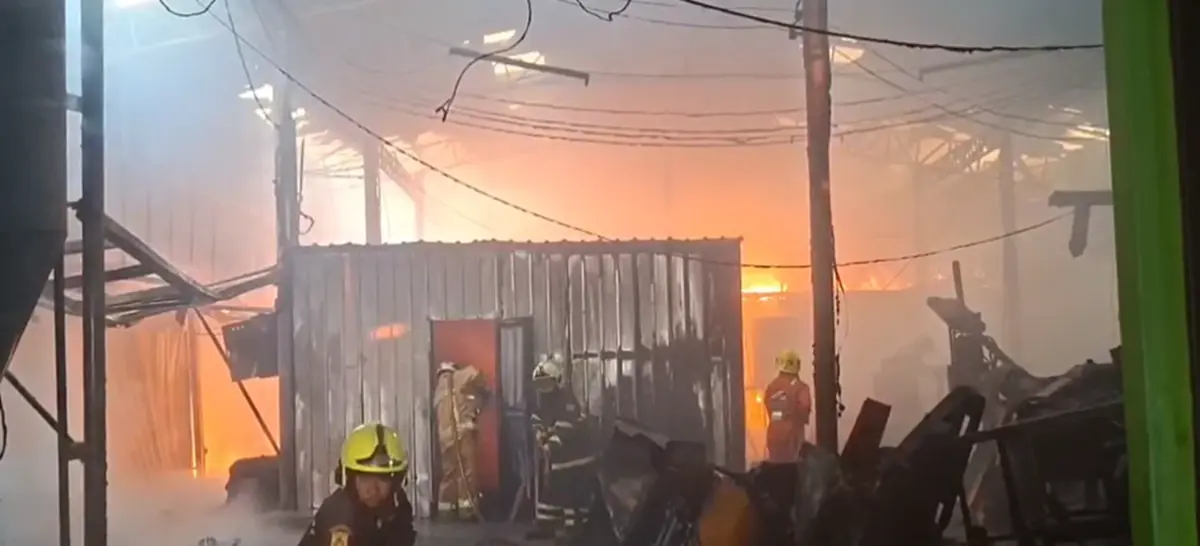 ระทึก ไฟไหม้โกดังปลูกกัญชา-พลาสติก เร่งสอบสวนหาสาเหตุ