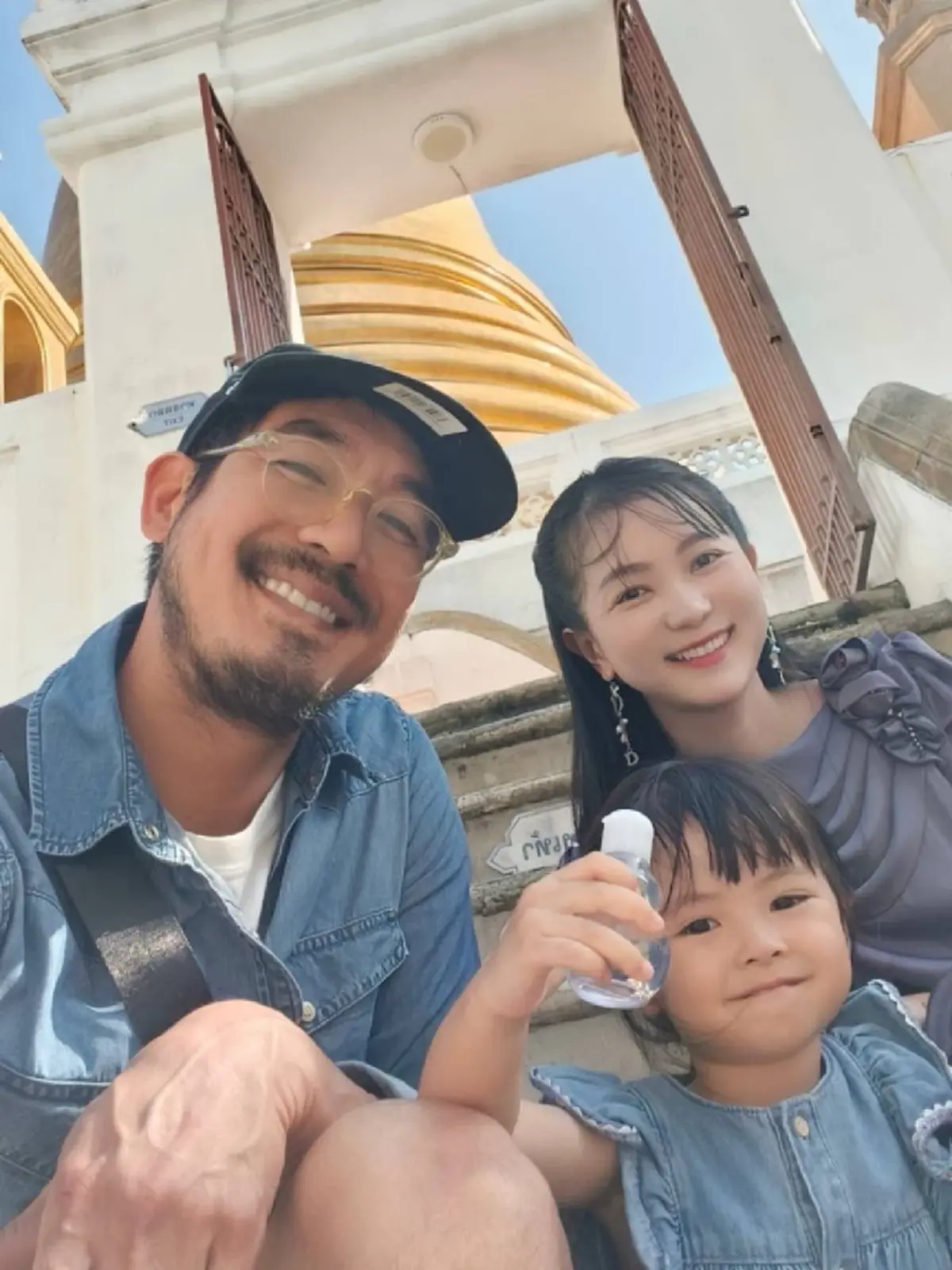 “เวียร์ ศุกลวัฒน์” ควง “วิกกี้-น้องวิริน” เข้าเมืองทำบุญ