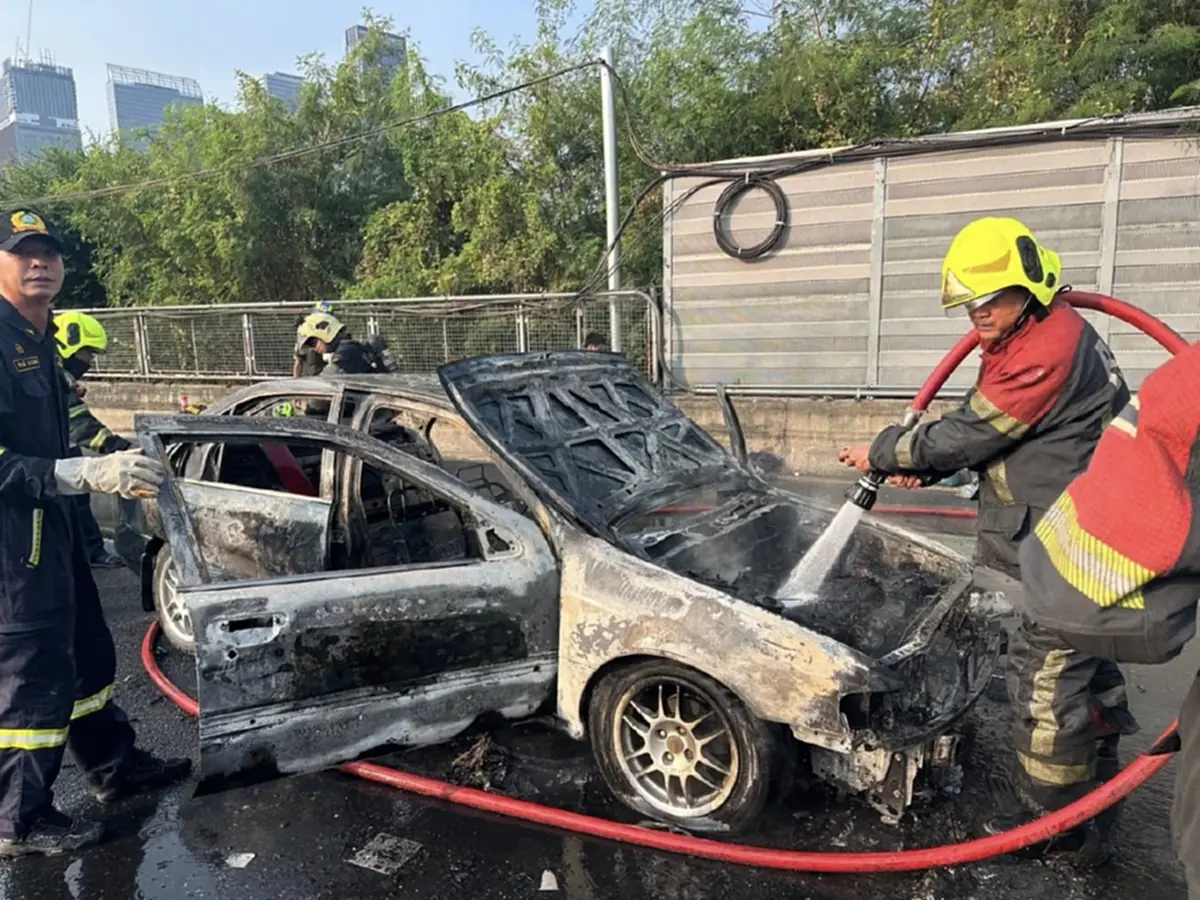 ระทึก ไฟไหม้รถเก๋ง กลางถนนวิทยุ ควันดำพวยพุ่ง เผาวอดทั้งคัน