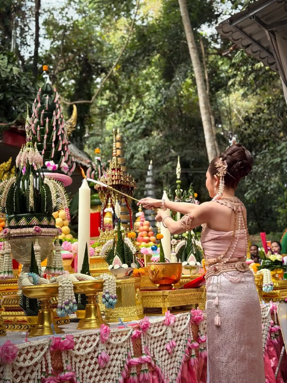 แอน อรดี บวงสรวงพ่อปู่ศรีสุทโธ – แม่ย่าศรีปทุมมา จุดธูปได้เลขมงคล