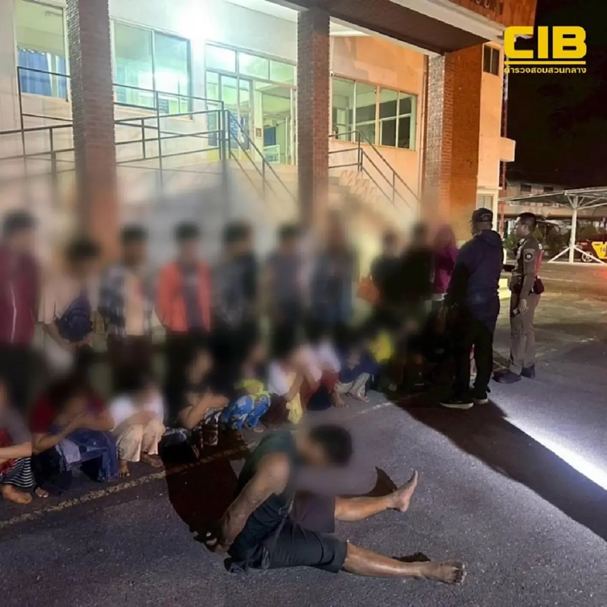 ตำรวจทางหลวงล็อกตัวคนขับ ทิ้ง 25 ต่างด้าว วิ่งหนีเข้าป่าแต่ไม่รอด