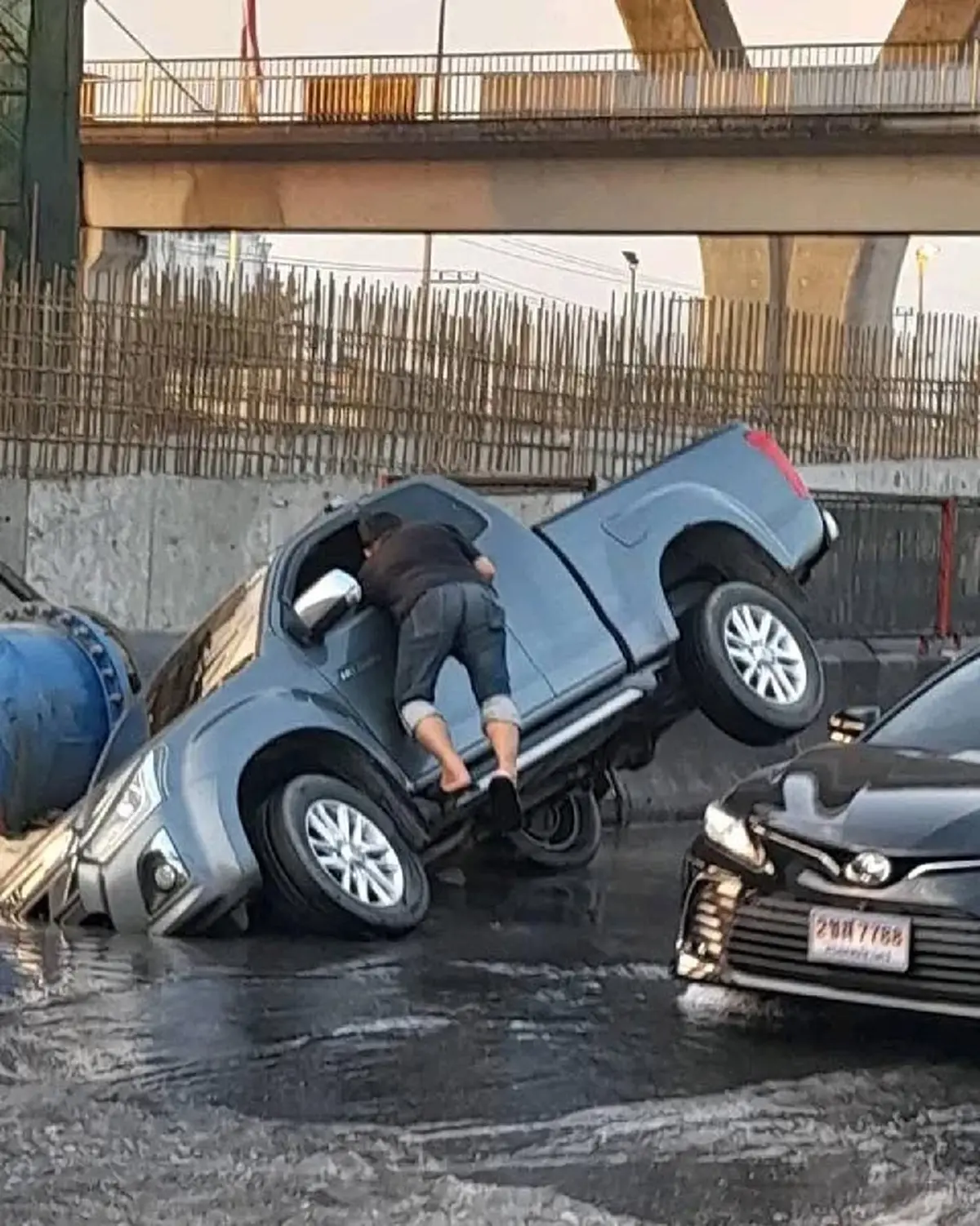 เปิดทะเบียนรถกระบะ ขับมาดีๆอยู่ๆตกหลุมถนนพระราม 2 ที่ทรุดตัว