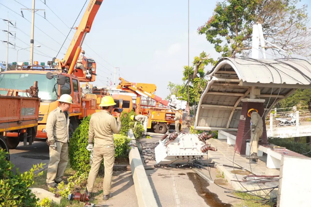 MEA ระดม 200 ชีวิต กู้ระบบไฟฟ้า เหตุเสาไฟล้มกว่า 70 ต้น บางปู