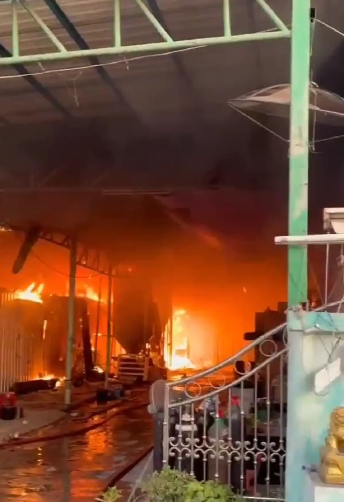 ระทึก ไฟไหม้โกดังปลูกกัญชา-พลาสติก เร่งสอบสวนหาสาเหตุ