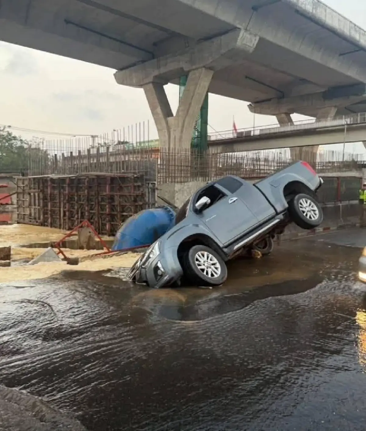 เปิดทะเบียนรถกระบะ ขับมาดีๆอยู่ๆตกหลุมถนนพระราม 2 ที่ทรุดตัว