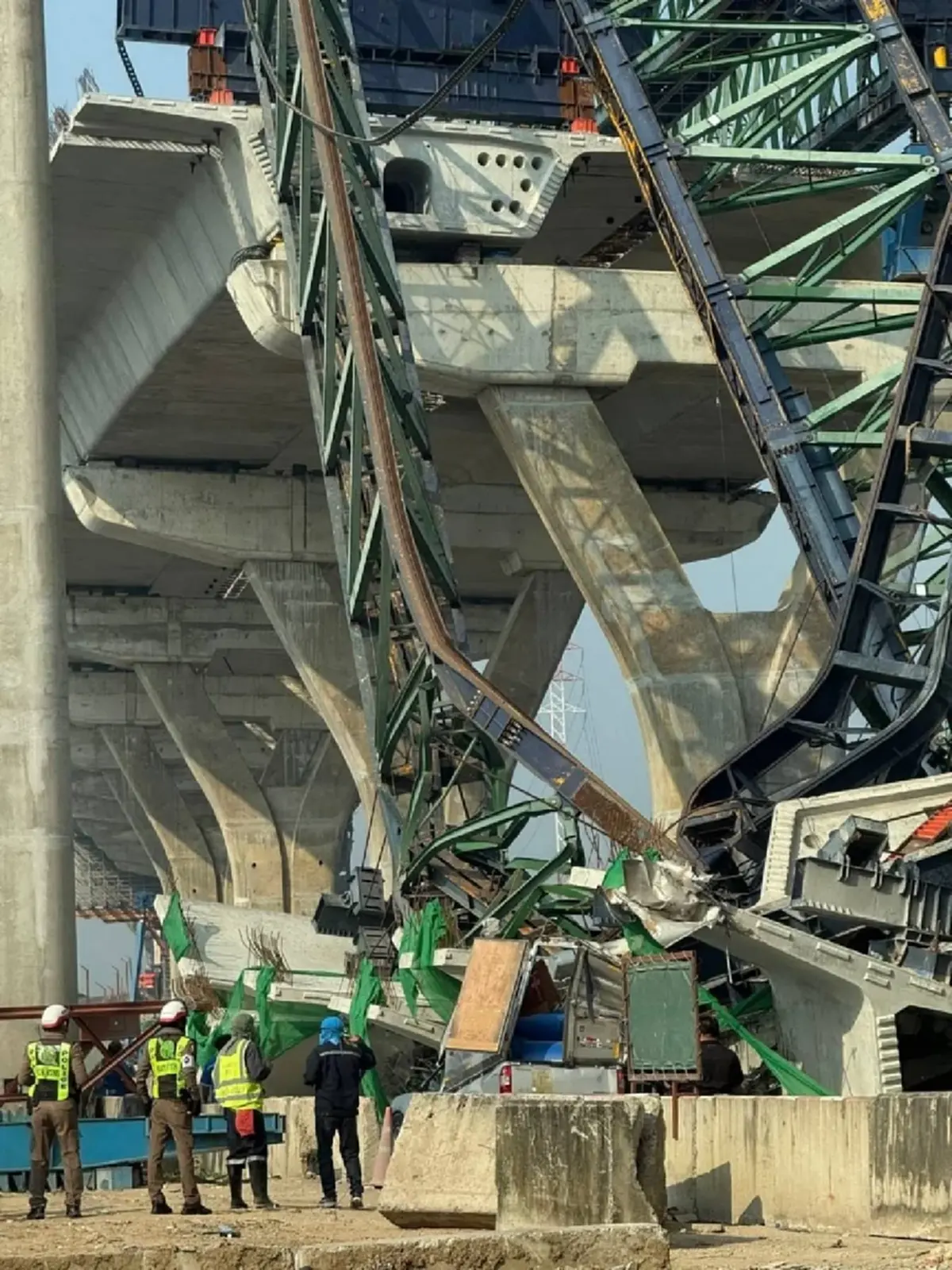 อีกแล้ว พระราม 2 ระทึกไม่หยุด เครนก่อสร้างถล่ม รถถูกทับ 2 คัน