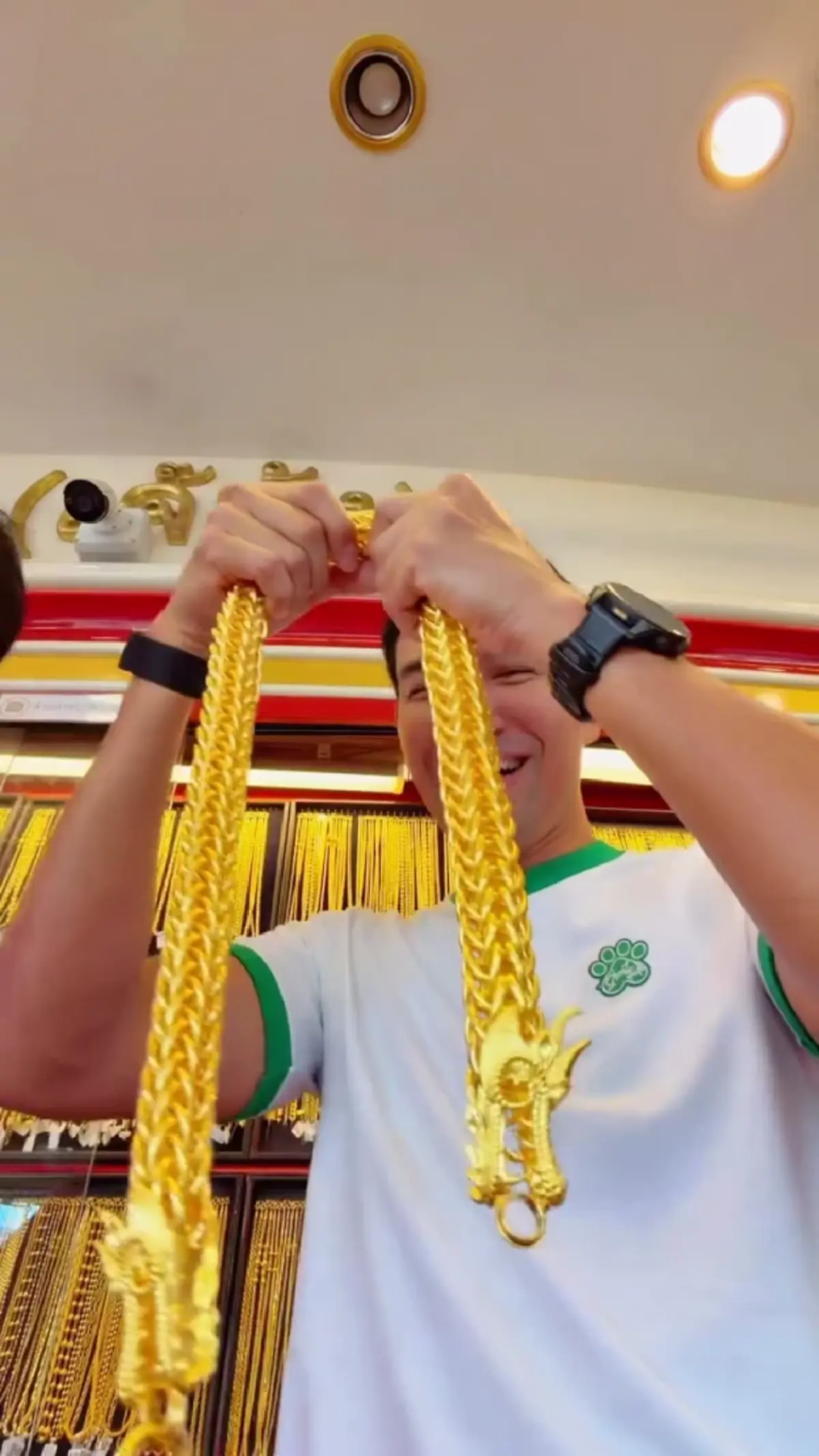 “เกรท วรินทร” พ่อค้าขายทอง อวยพรปีใหม่ ขอให้เส้นนี้อยู่ในคอคุณ