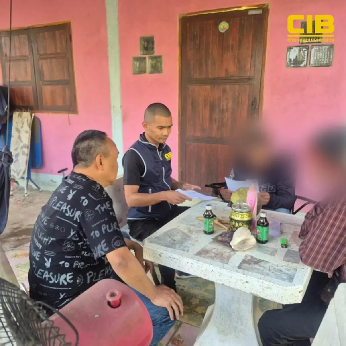 รวบหนุ่มแสบอ้างเป็นตำรวจ บอกผู้เสียหายโยงคดีฟอกเงิน ก่อนขู่ให้โอนเงิน