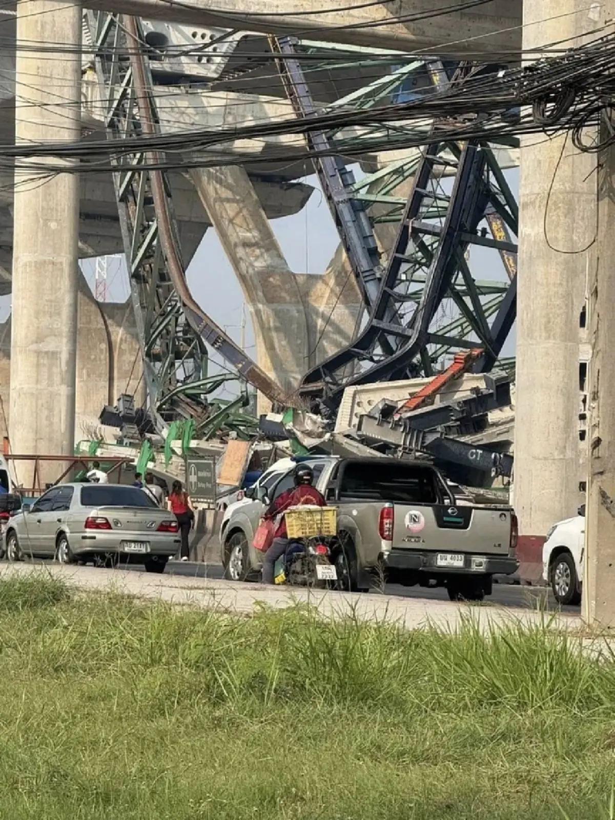 เปิดรายชื่อผู้เสียชีวิต เหตุเครนถล่มพระราม 2 เร่งเคลียร์กู้ร่าง