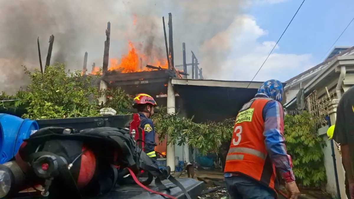 ไฟไหม้บ้านรุนแรง 3 หลัง ซอยสรงประภา 5 เร่งดับไฟ หาสาเหตุ
