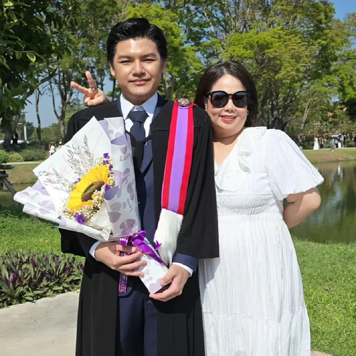 ตั๊ก ศิริพร ตอบชัด สาวเสื้อขาวยืนข้าง น้องภู เป็นใคร