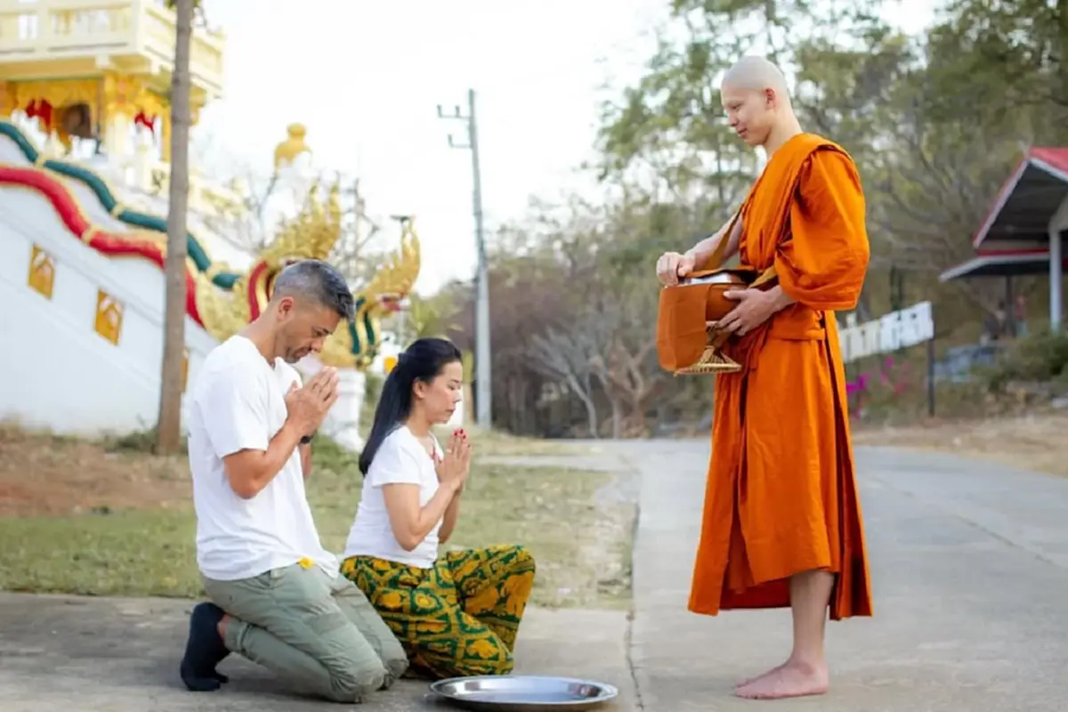 แม่แพทลุยเอง! หอบหลักฐานบุก สน.บางนา ทวงความยุติธรรมให้ “พระโดม”