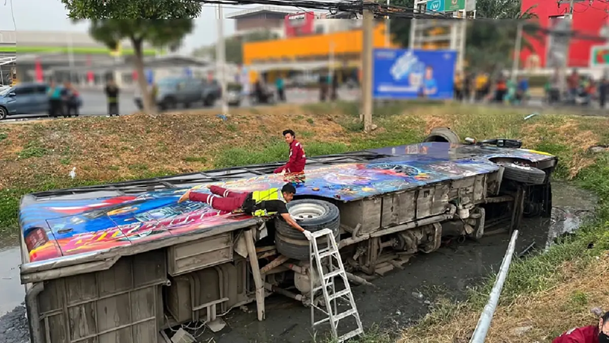 รถบัสรับ-ส่งพนักงานพลิกตะแคง ตกคูน้ำหน้าบิ๊กซีอยุธยา