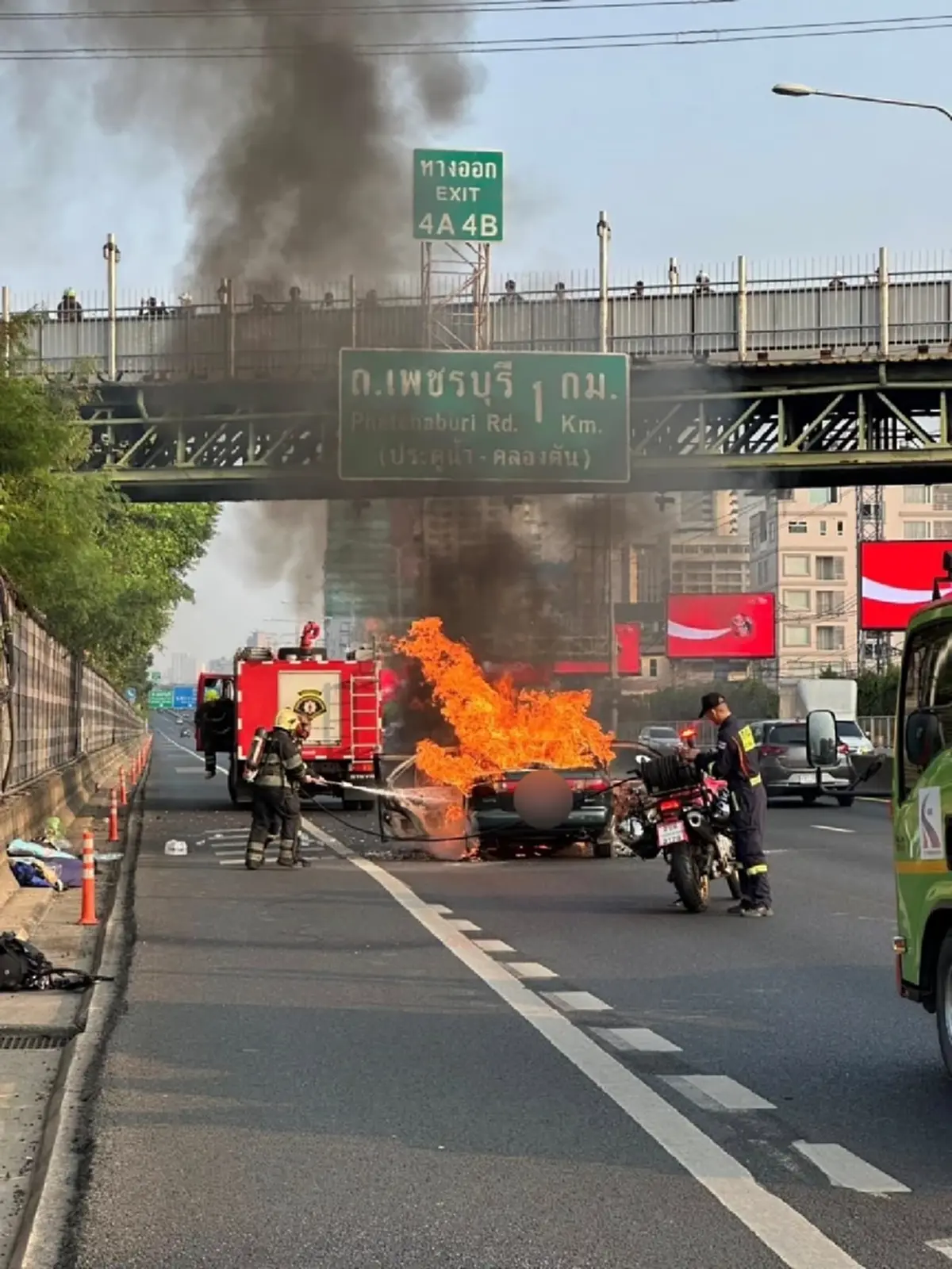 ระทึก ไฟไหม้รถเก๋ง กลางถนนวิทยุ ควันดำพวยพุ่ง เผาวอดทั้งคัน