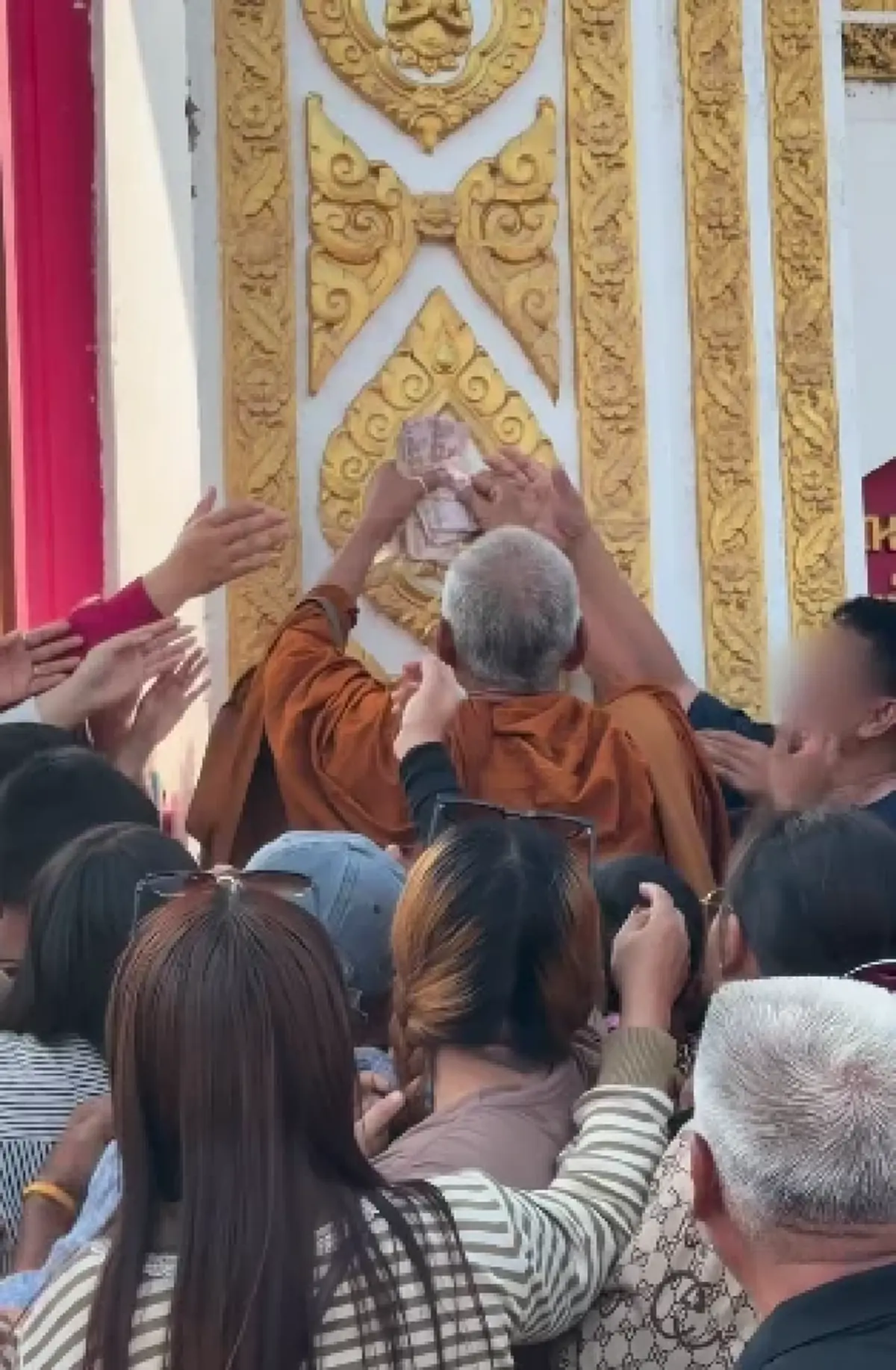 แตกตื่นทั้งวัด พระโผล่แจกเงิน ให้ชาวบ้าน ซูมแบงค์ใกล้ๆคดีพลิก