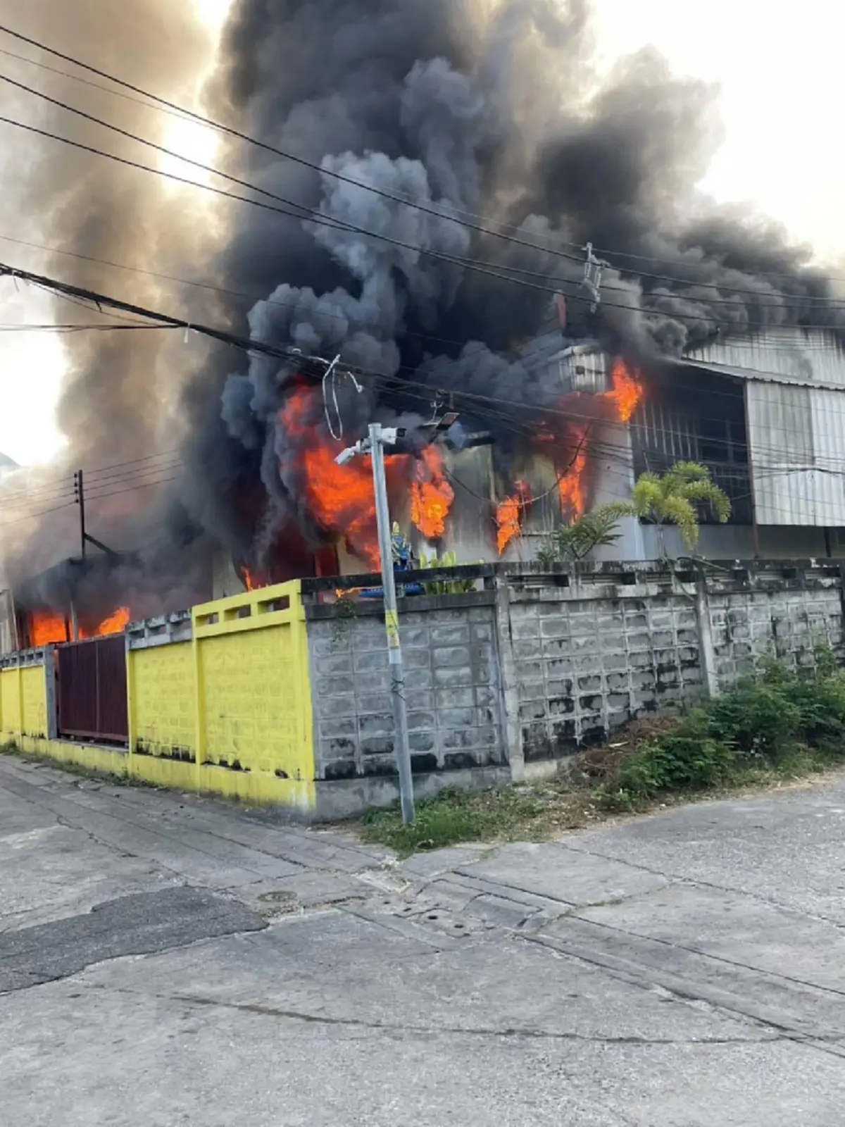 เกิดเหตุไฟไหม้โกดังโรงงานผลิตเครื่องมือแพทย์ ในซอยแจ้งวัฒนะ 10
