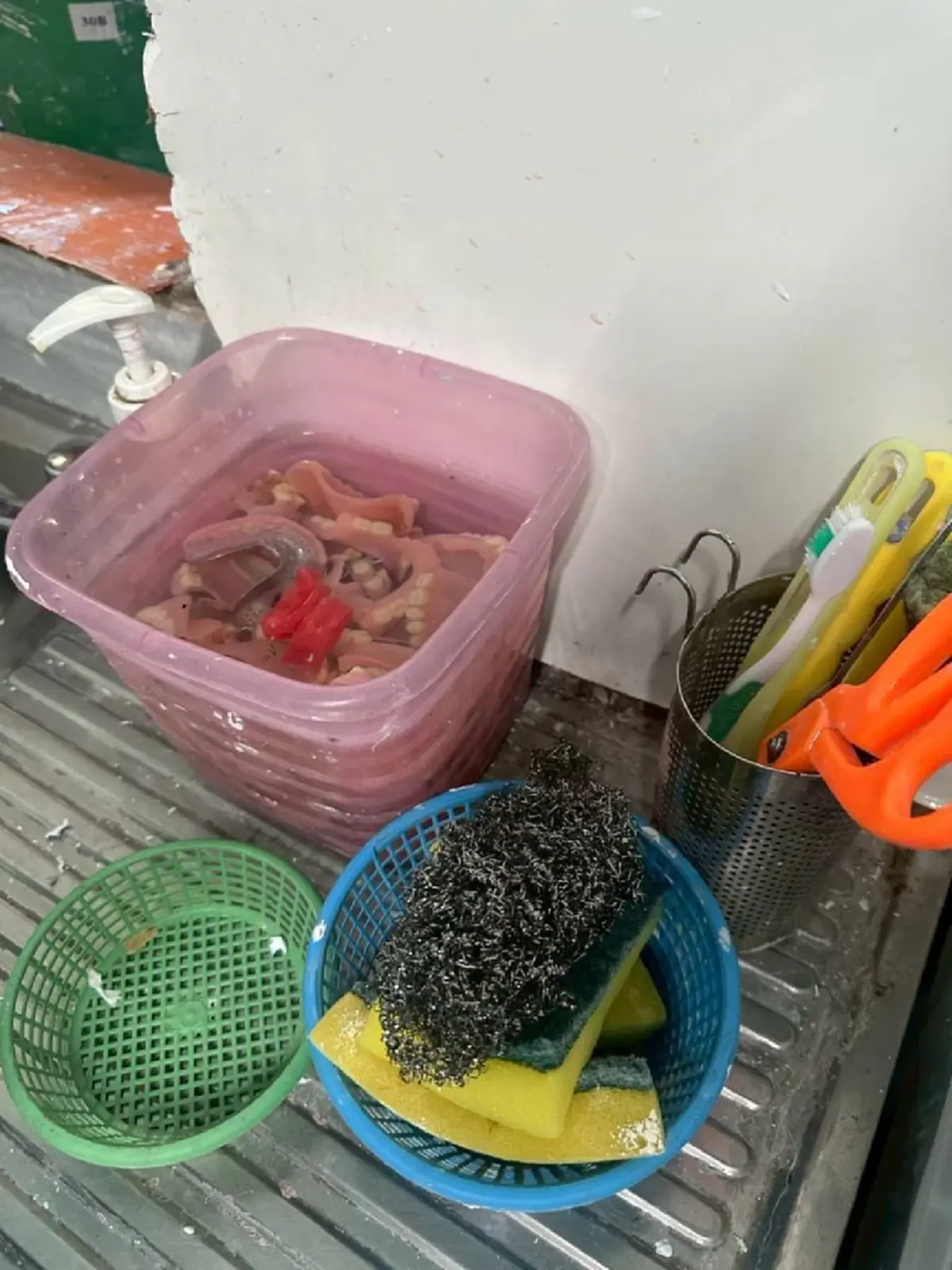 ตร.ไซเบอร์บุกตรวจค้นร้านฟันปลอมเถื่อนกลางเมืองขอนแก่น