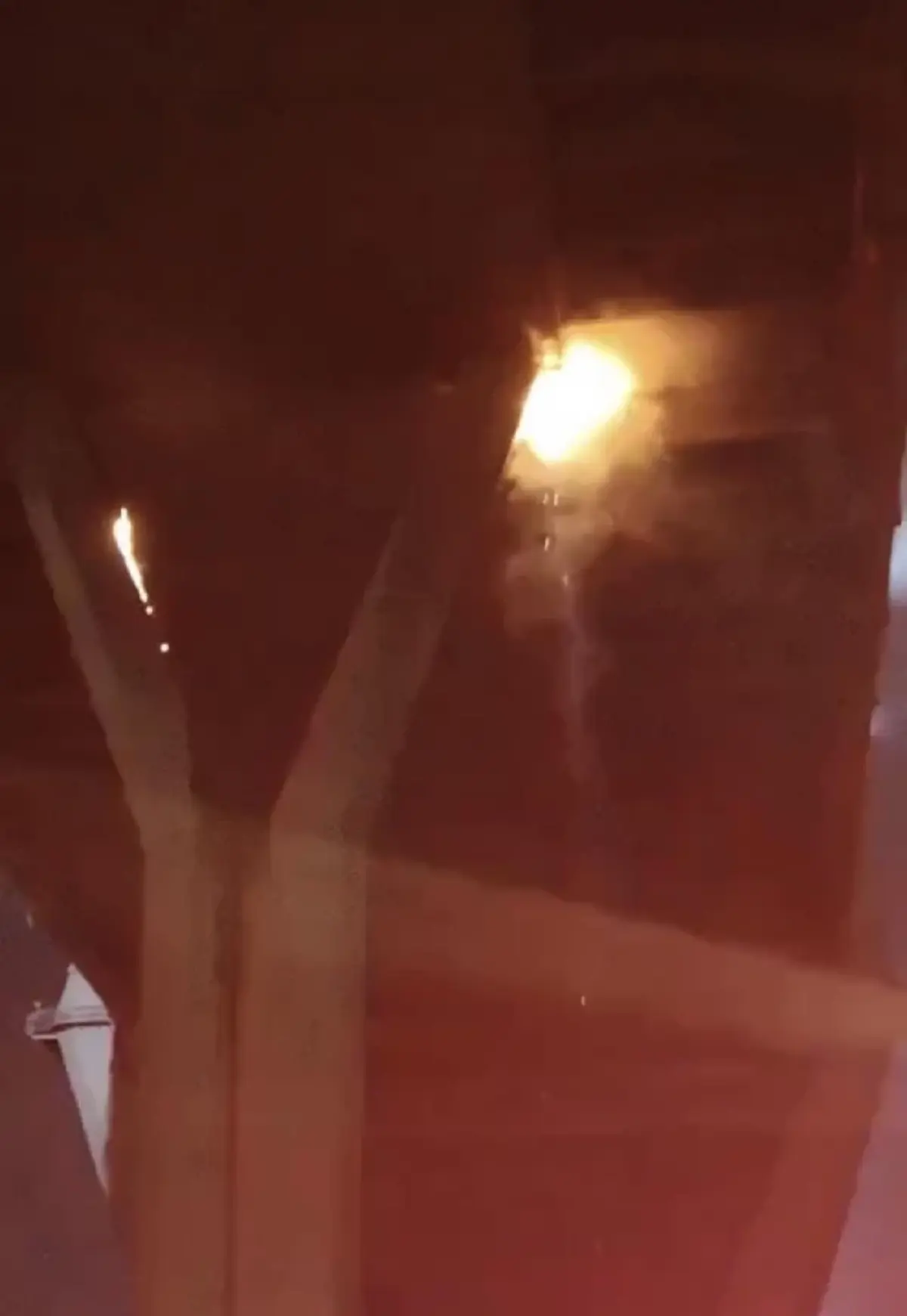 ด่วน "ไฟไหม้"ใต้ตอม่อสะพานภูมิพล  ฝั่งปู่เจ้าฯ