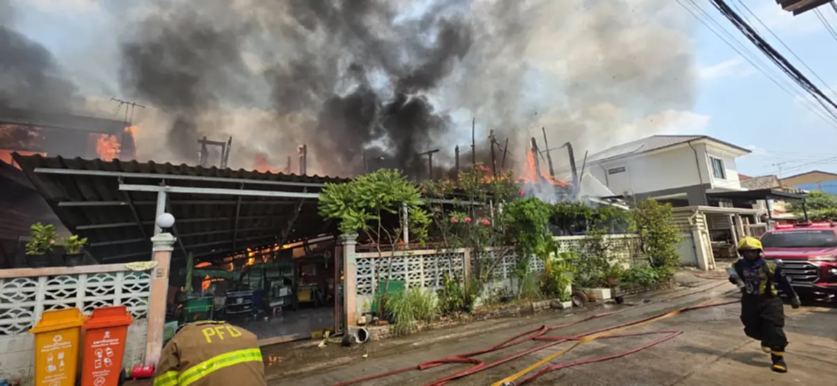 ไฟไหม้บ้านรุนแรง 3 หลัง ซอยสรงประภา 5 เร่งดับไฟ หาสาเหตุ