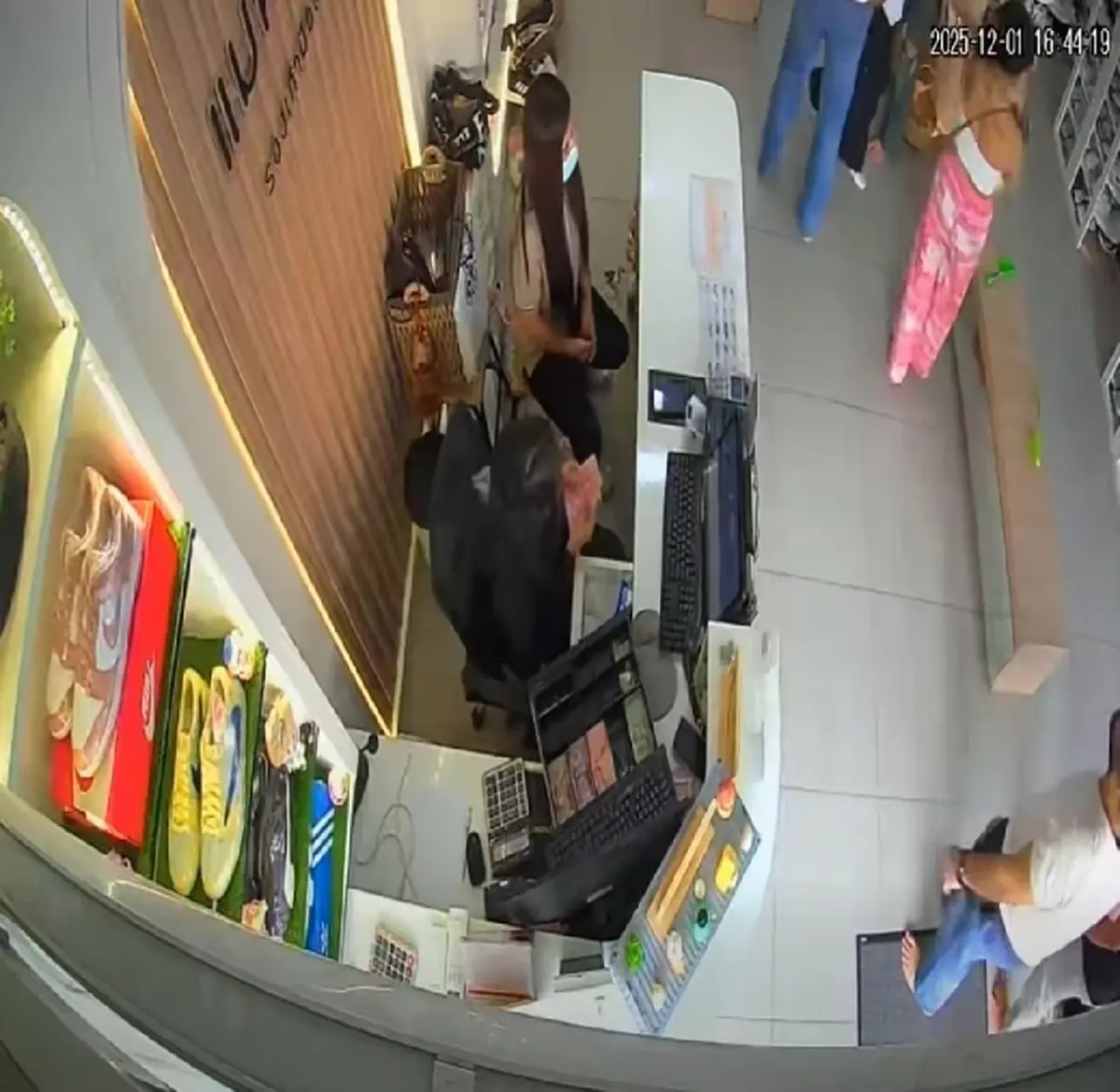 แม่ค้าร้านดัง แฉพนักงานฮั้วโกงเงินหลักแสน ย้อนดูกล้องเจอเต็ม ๆ