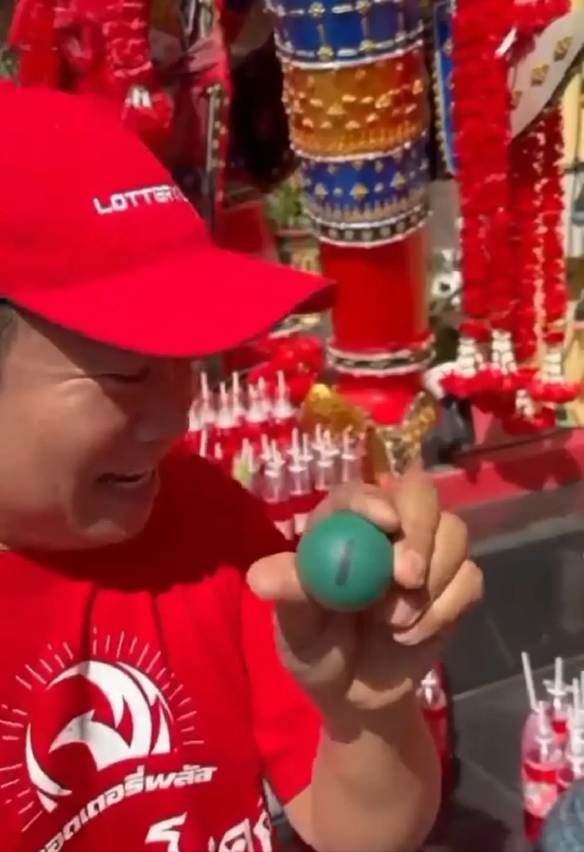 มนต์สิทธิ์ คำสร้อย ล้วงไหจับลูกปิงปอง จุดธูปมงคล ได้เลขสวย