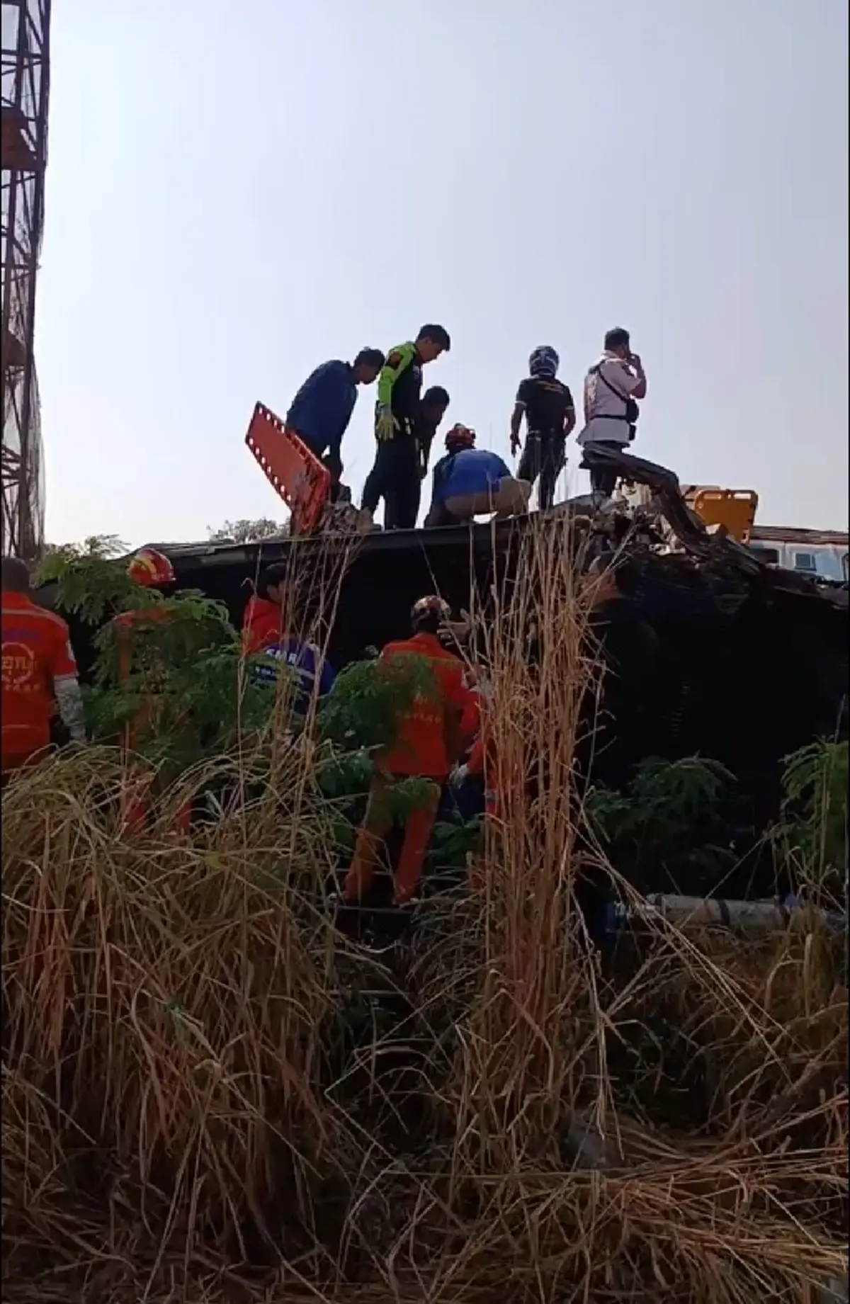 เครนก่อสร้างถล่มทับรถไฟ อ.สีคิ้ว จ.นครราชสีมา มีผู้บาดเจ็บหลายราย