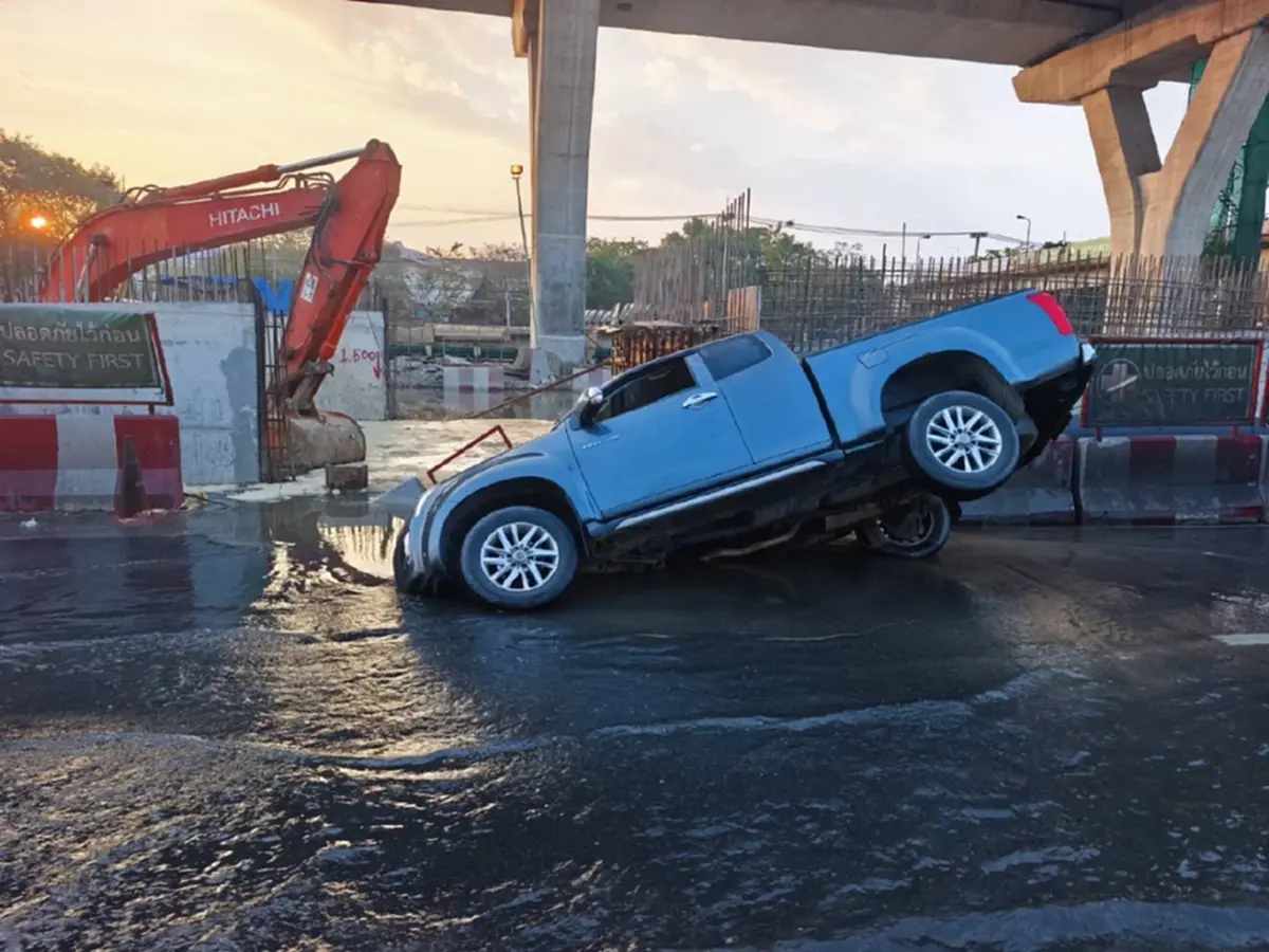 เปิดทะเบียนรถกระบะ ขับมาดีๆอยู่ๆตกหลุมถนนพระราม 2 ที่ทรุดตัว