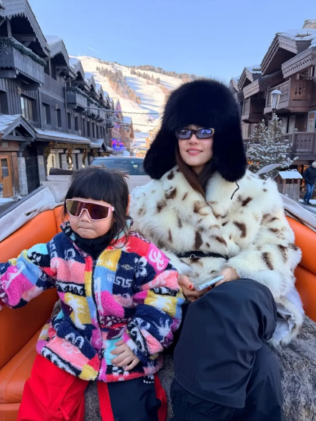 “ชมพู่ อารยา” แต่งตัวจัดไปวันๆ “น้องเกล” ทริปนี้ก็ไม่เบา