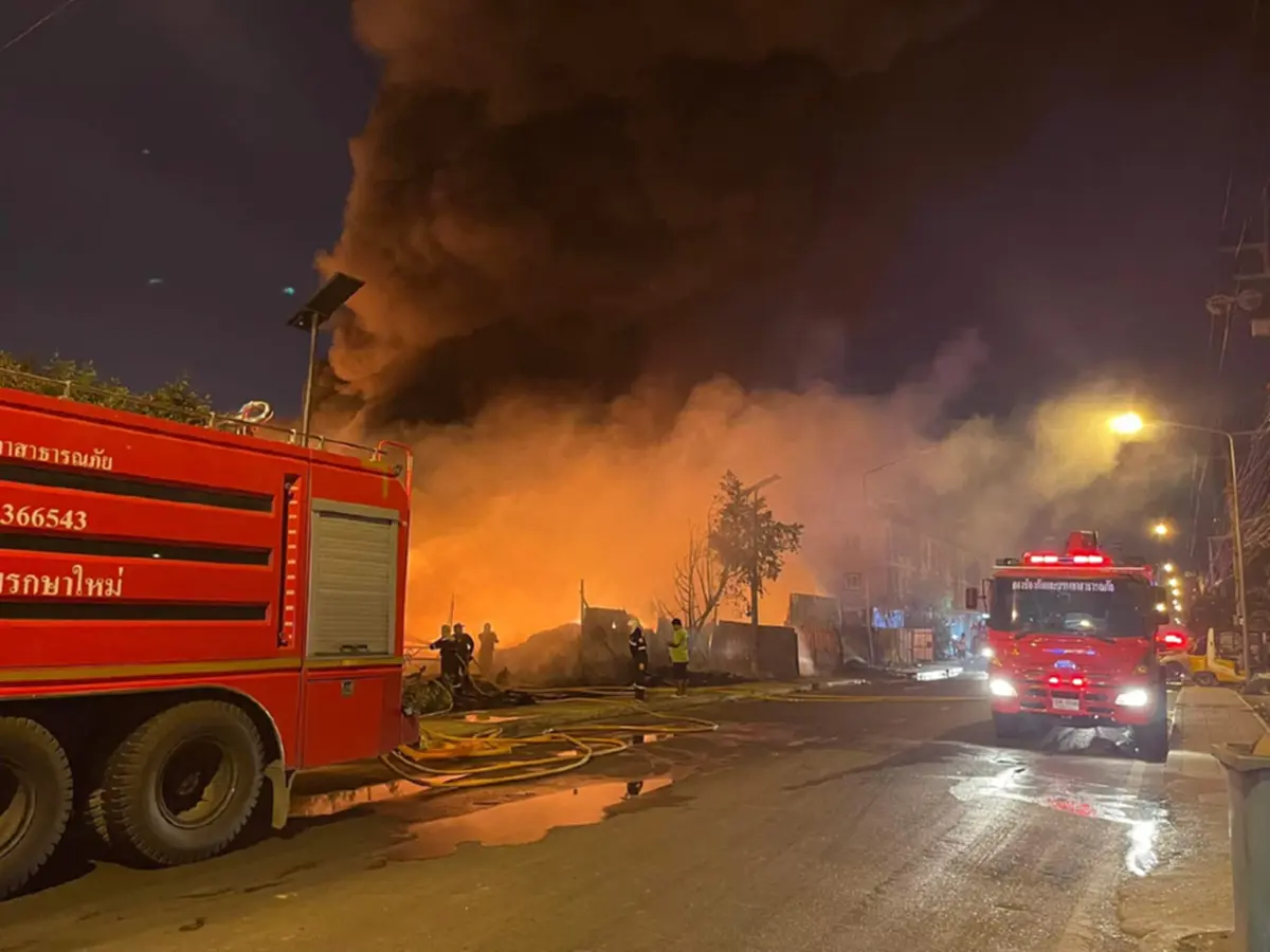 เหตุเพลิงไหม้ ร้านรับซื้อของเก่า ภายใน ซอยขจรวิทย์ สมุทรปราการ