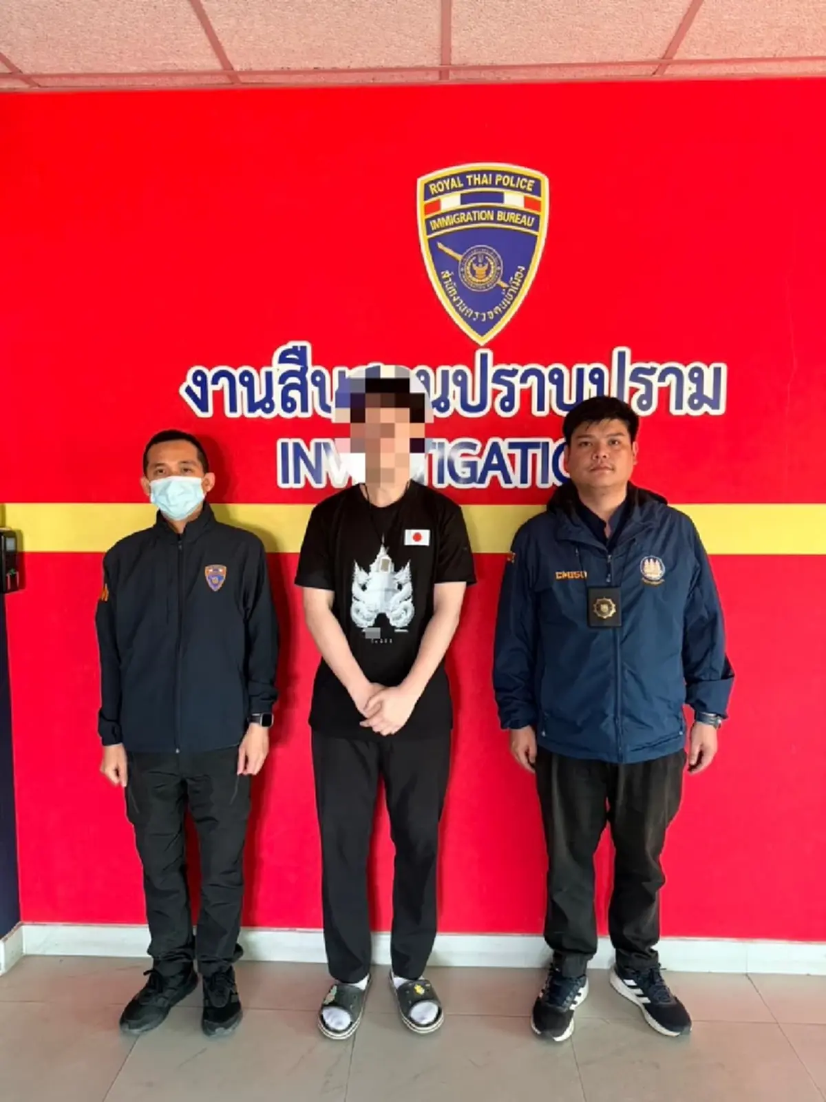 ไม่รอด ตม.บุกจับหนุ่มญี่ปุ่น แย่งอาชีพคนไทย หน้าวัดดังเชียงใหม่