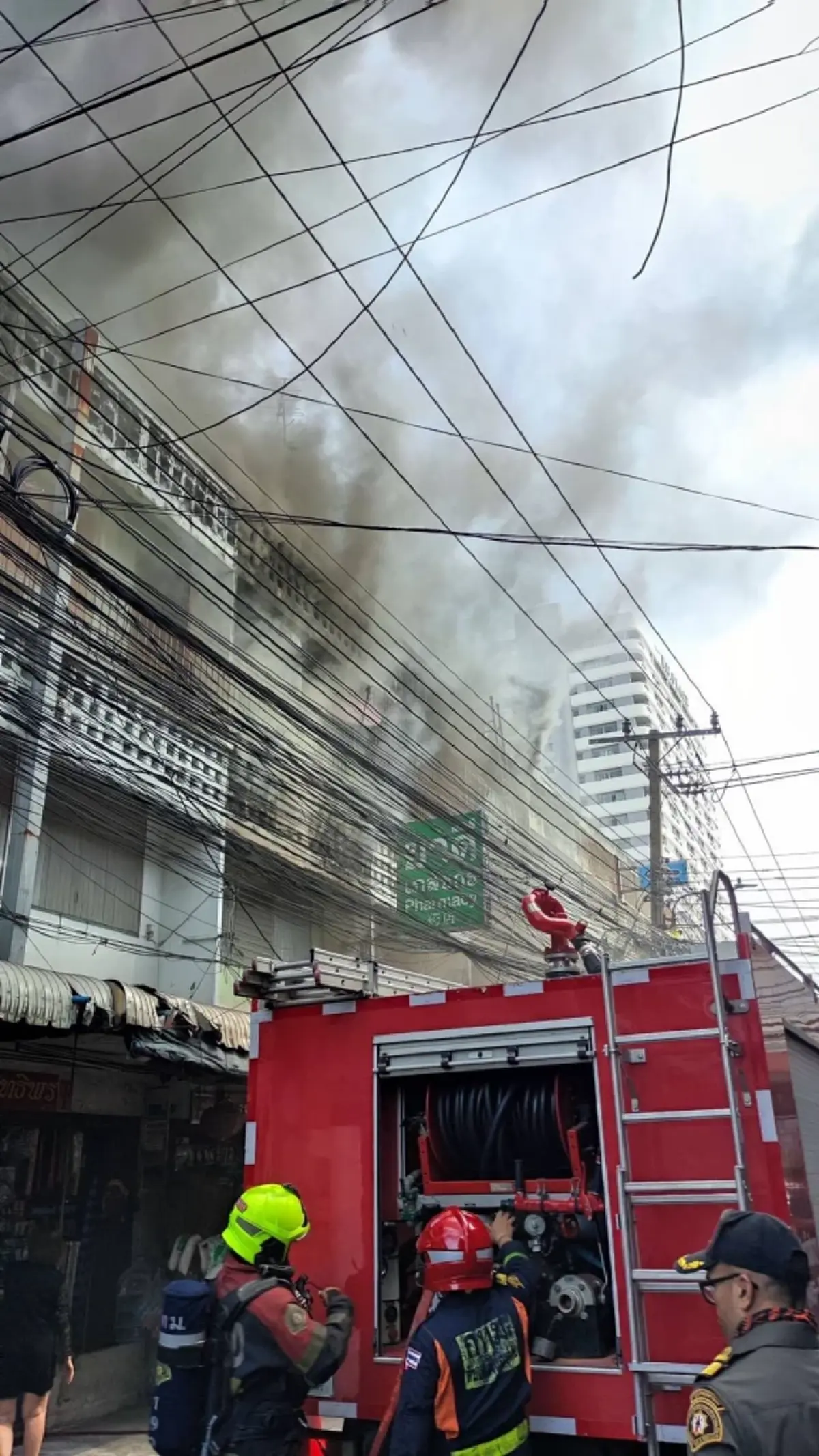 ระทึก ไฟไหม้อาคารพาณิชย์กลางวันแสกๆ ซอยประชาสงเคราะห์ 2