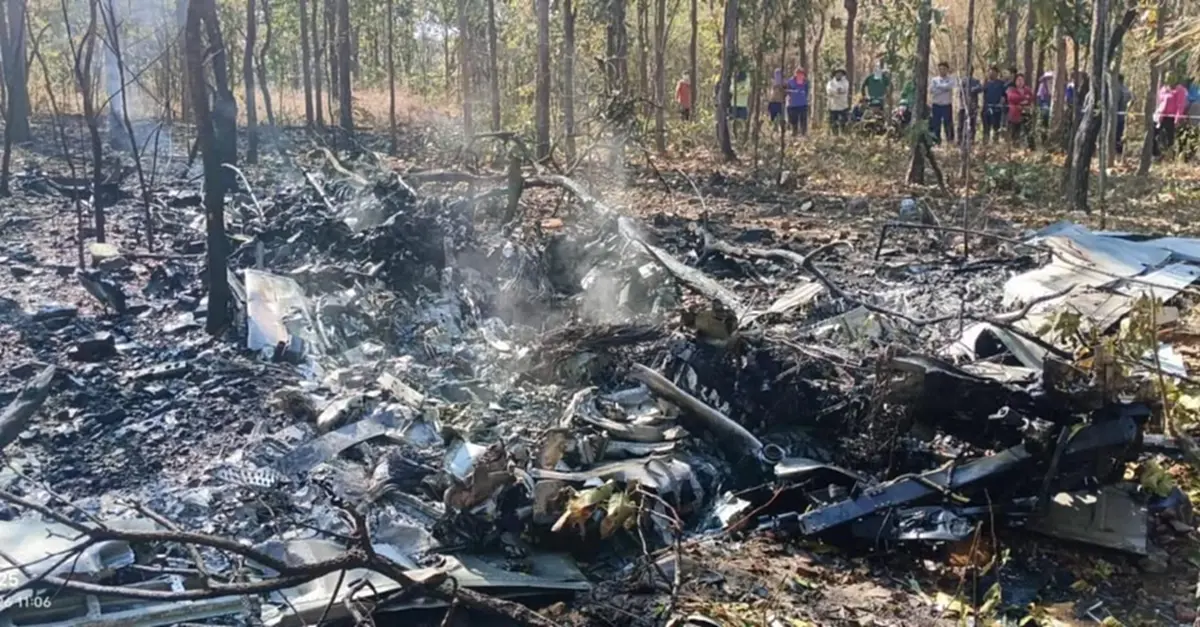 สุดสลด เปิดชื่อ 2 นักบินเสียชีวิตเหตุเครื่องบินทหารตกกลางป่า