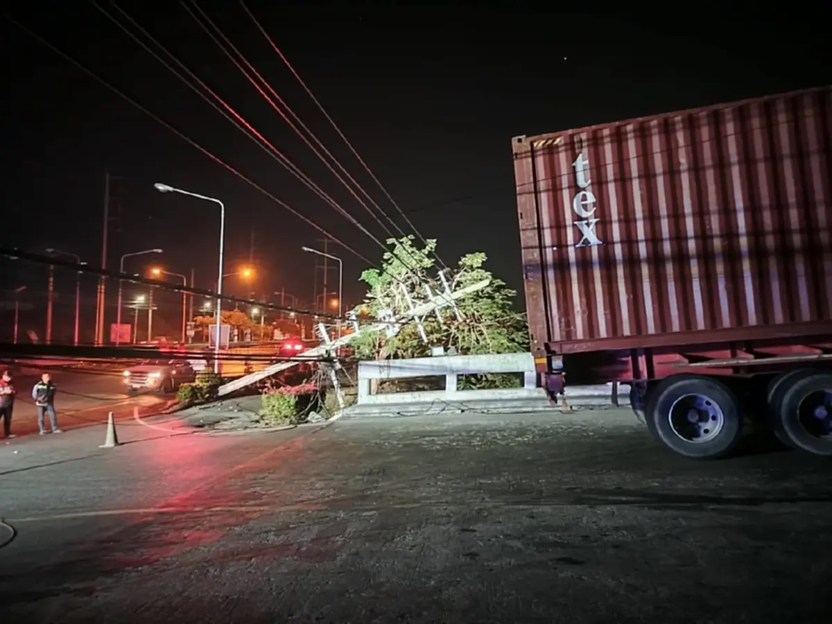 นาทีระทึกบางปู รถตู้คอนเทนเนอร์เกี่ยวสาย เสาไฟล้มระนาว 70 ต้น
