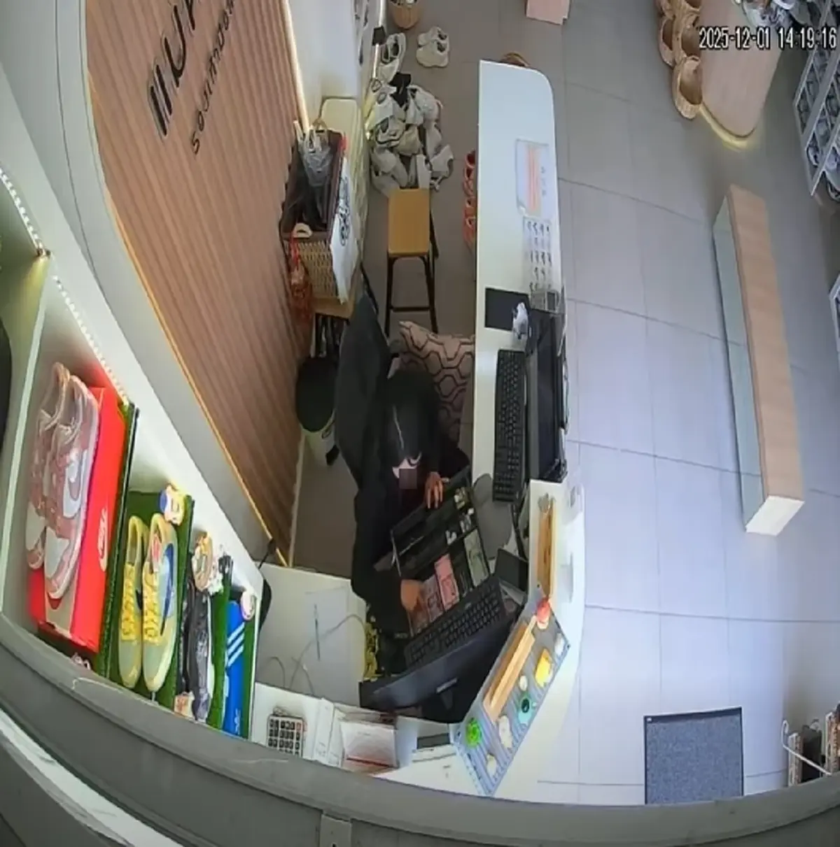 แม่ค้าร้านดัง แฉพนักงานฮั้วโกงเงินหลักแสน ย้อนดูกล้องเจอเต็ม ๆ