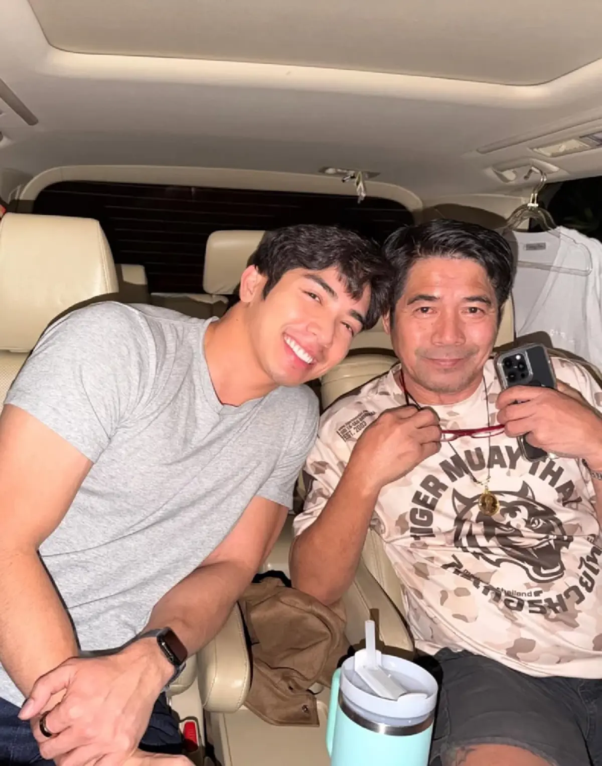 ลูกชายนักมวยในตำนาน บินกลับไทย หล่อทะลุนวมจนสาวๆ ใจละลาย 