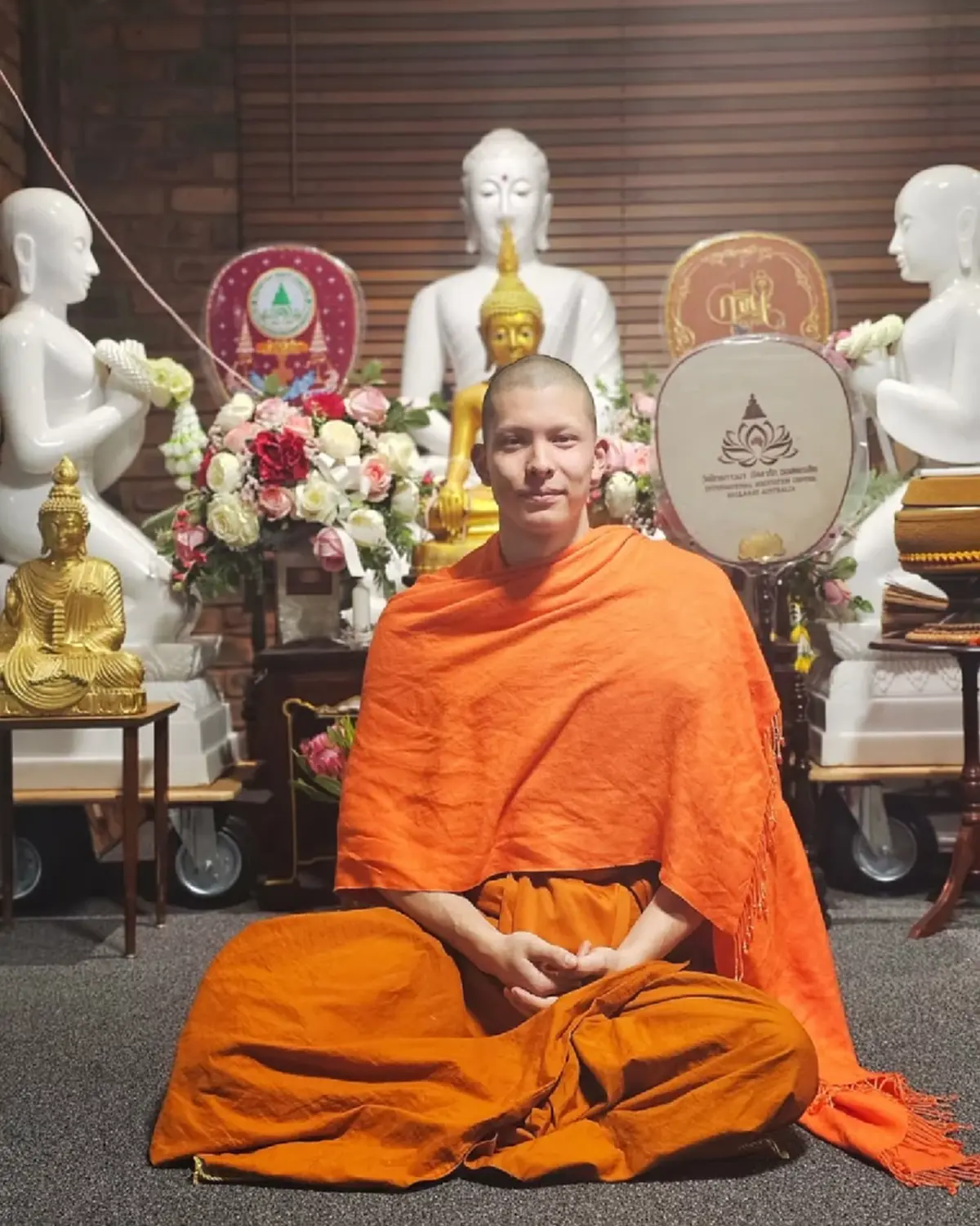 แม่แพทลุยเอง! หอบหลักฐานบุก สน.บางนา ทวงความยุติธรรมให้ “พระโดม”