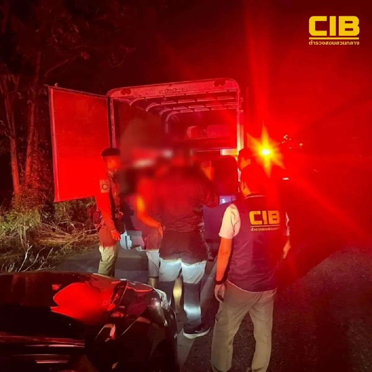 ตำรวจทางหลวงล็อกตัวคนขับ ทิ้ง 25 ต่างด้าว วิ่งหนีเข้าป่าแต่ไม่รอด