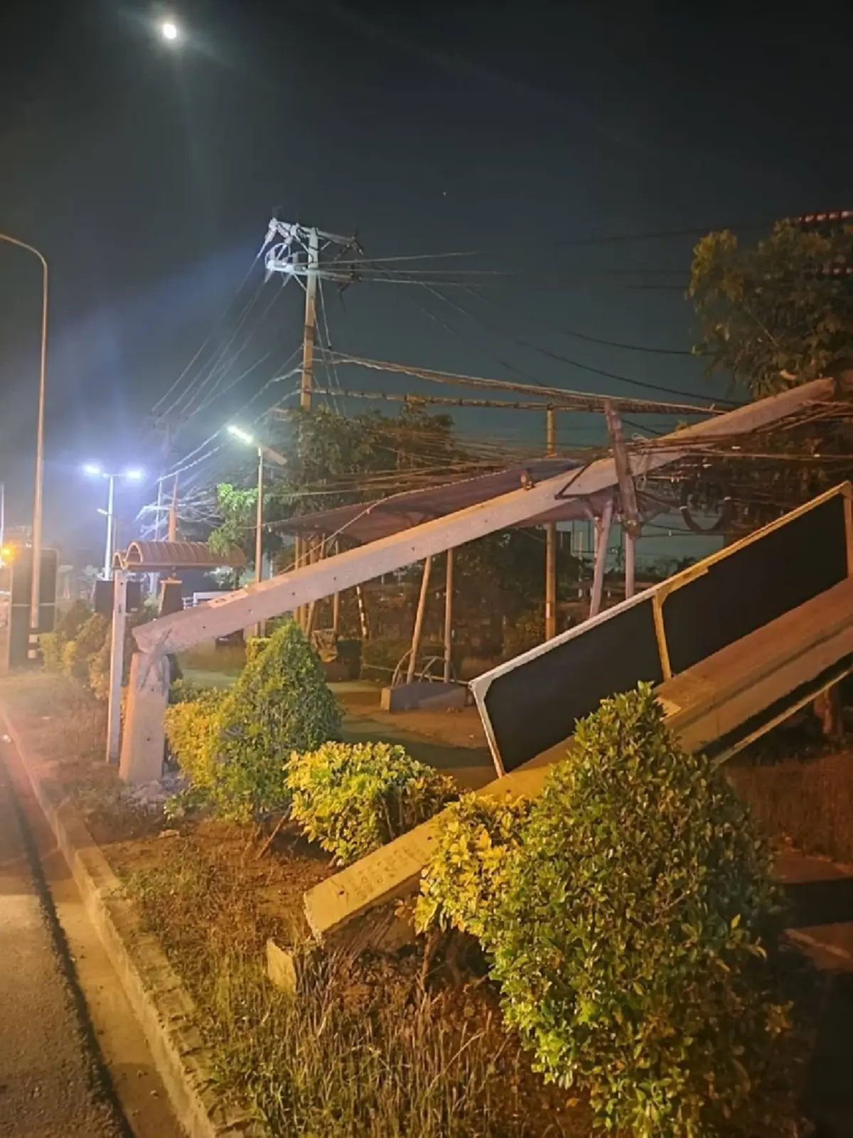 นาทีระทึกบางปู รถตู้คอนเทนเนอร์เกี่ยวสาย เสาไฟล้มระนาว 70 ต้น