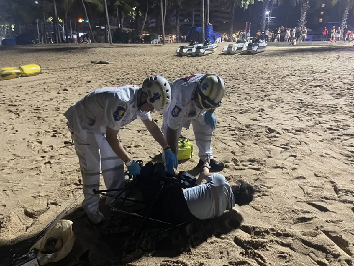 แตกตื่น ชายล้มนอนนิ่งริมหาดจอมเทียน สาเหตุพีคจากปลาตัวเดียว