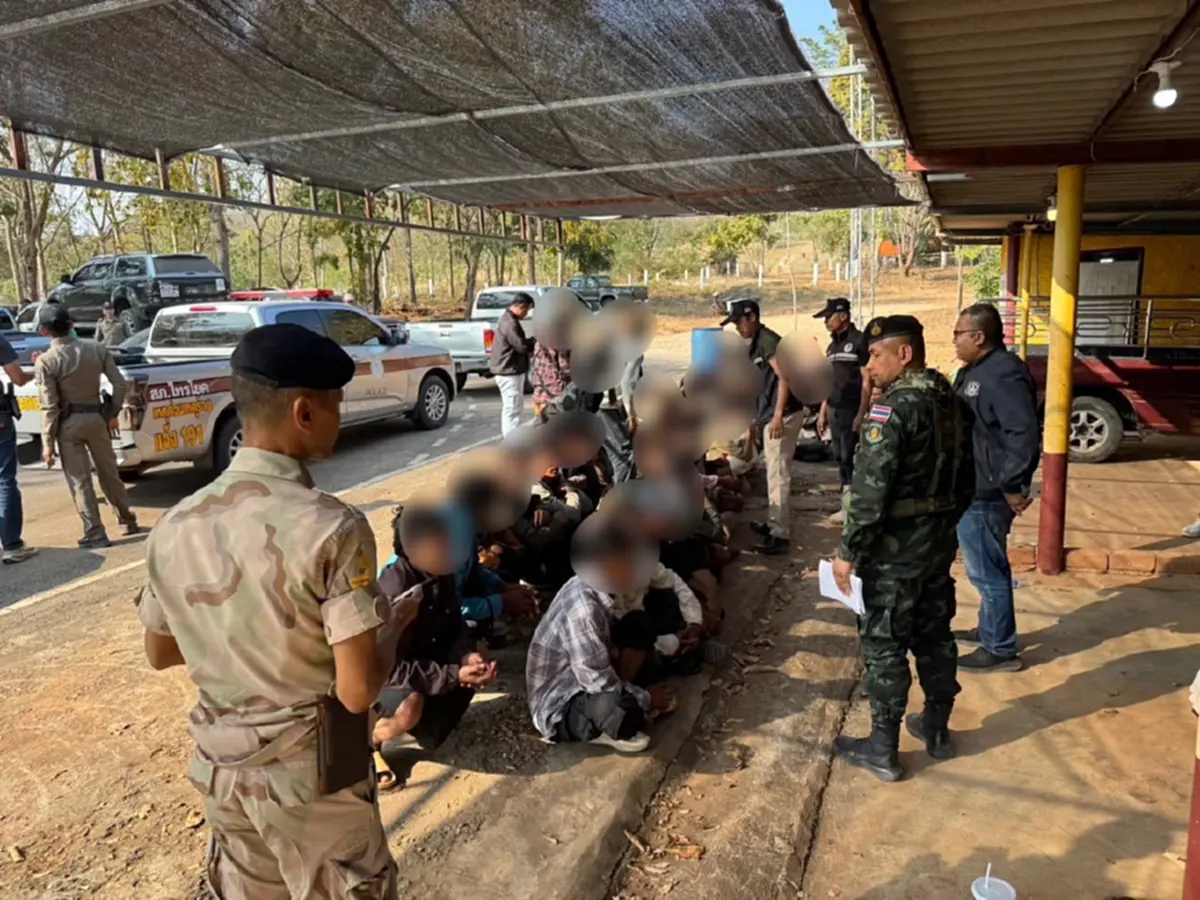 ทหาร ฉก.ลาดหญ้า กกล.สุรสีห์ สกัดจับกระบะขนต่างด้าวเกือบ 100 ชีวิต