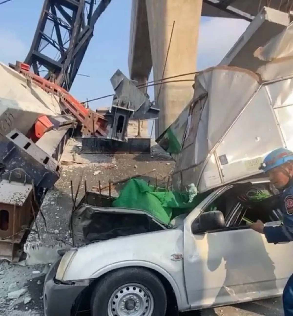 นาทีระทึกกล้องหน้ารถ เครนก่อสร้างถล่มถนนพระราม 2 ดับแล้ว 2 ราย