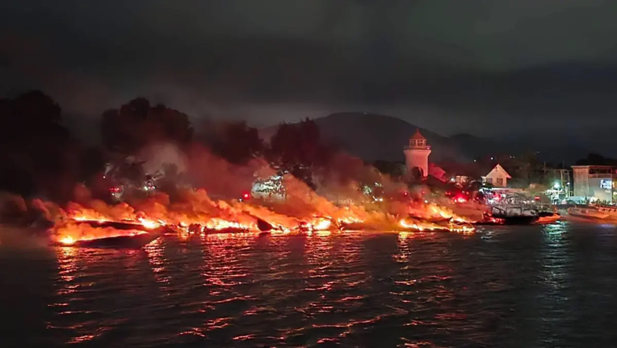 ไฟลุกโชนไหม้เรือสปีดโบ๊ท ท่าเทียบเรืออ่าวฉลอง เร่งหาสาเหตุ