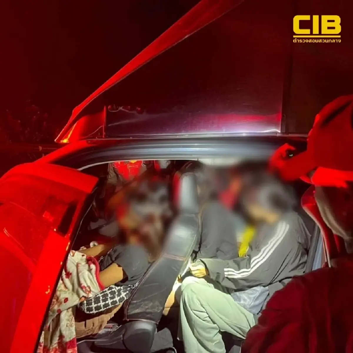 ตำรวจทางหลวงล็อกตัวคนขับ ทิ้ง 25 ต่างด้าว วิ่งหนีเข้าป่าแต่ไม่รอด