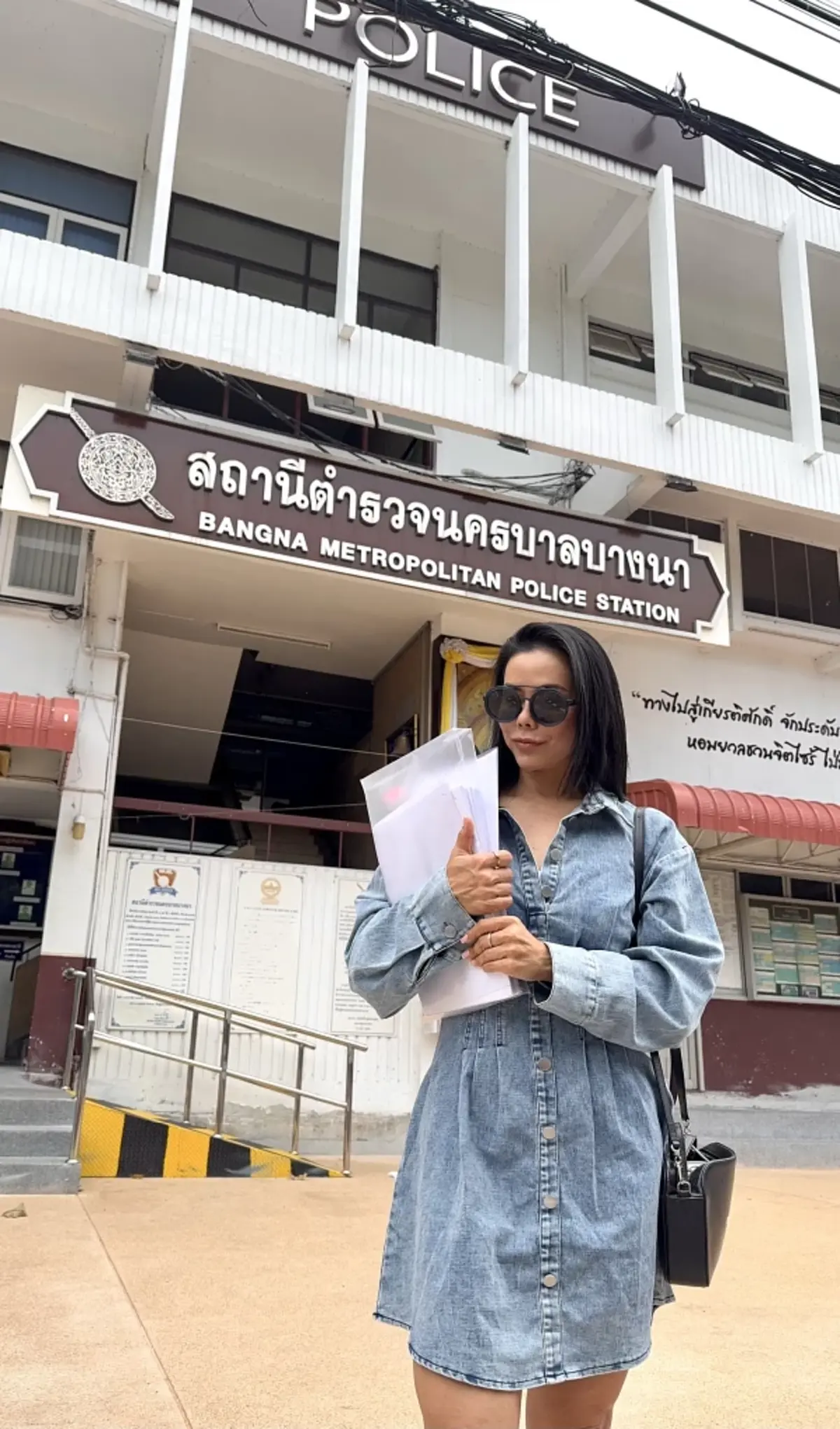 แม่แพทลุยเอง! หอบหลักฐานบุก สน.บางนา ทวงความยุติธรรมให้ “พระโดม”