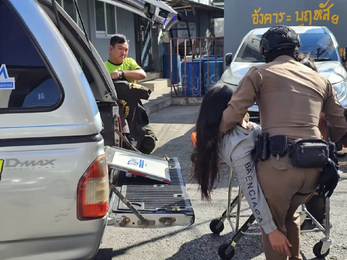 ตร.โชคชัยช่วยสาวสำลักควันไฟไหม้คอนโดย่านลาดพร้าว หามส่ง รพ.