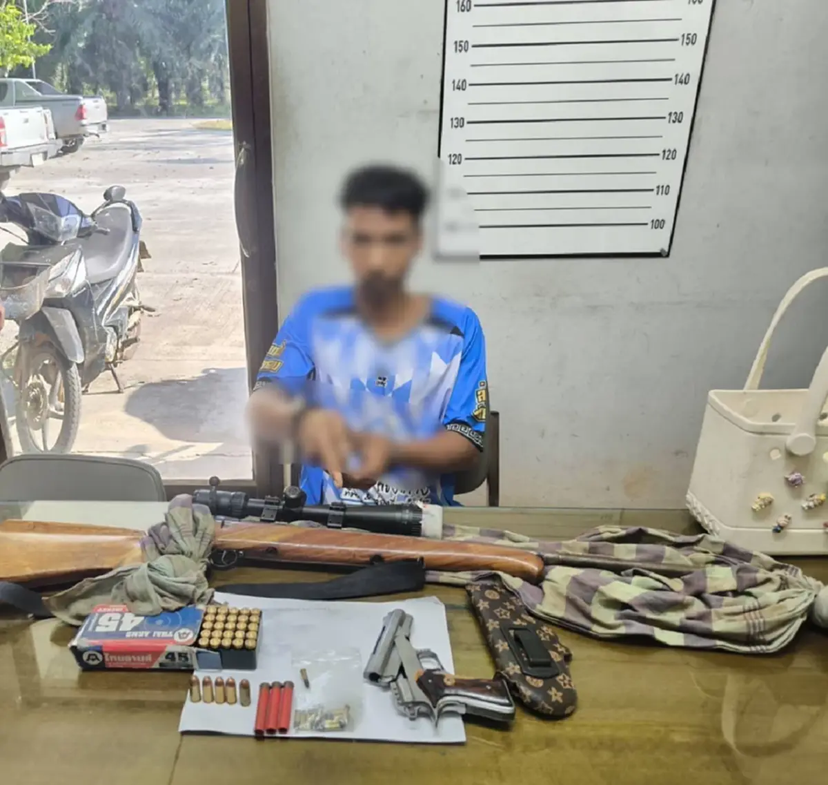 จ๋อยเลย หนุ่ม 27 โชว์เก๋า ยิงปืนขึ้นฟ้า สุดท้ายนั่งคอตก