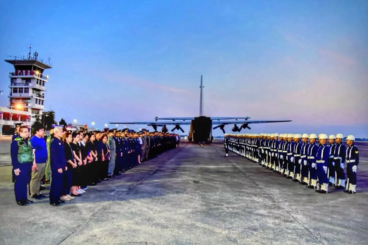 ทะเบียนรถเคลื่อนร่าง 2 นักบิน AT-6TH สองข้างทางรับร่างอย่างสมเกียรติ