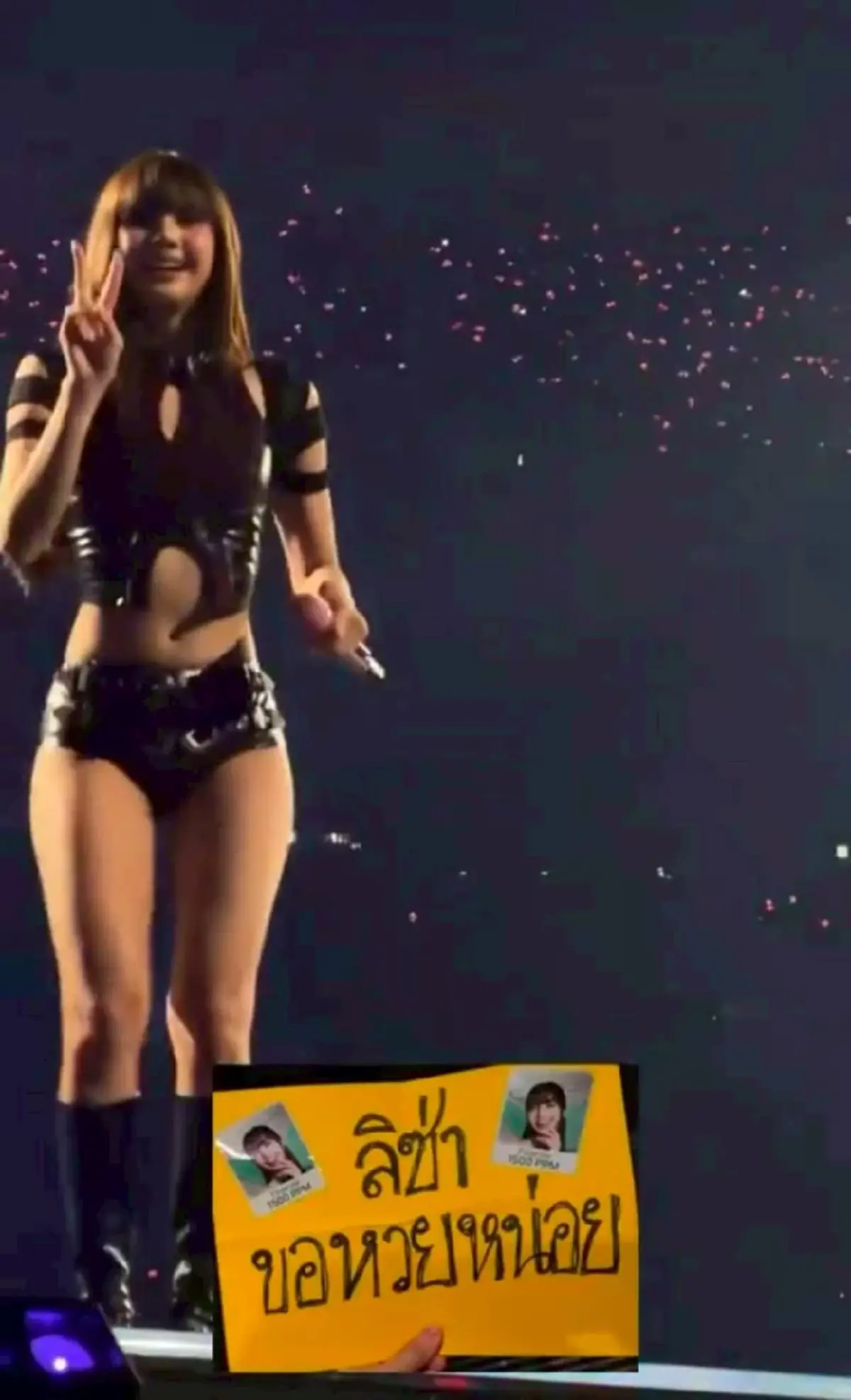 แห่ซูมมือ ลิซ่า ถูกขอเลข กลางเวทีคอนเสิร์ตเวิลด์ทัวร์
