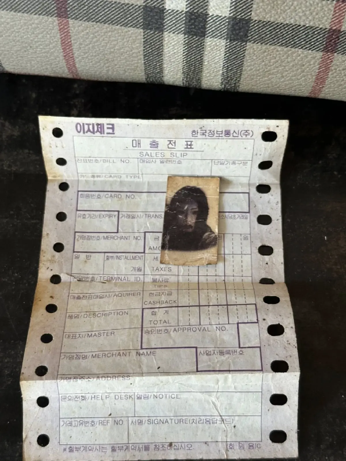 สะพรึง สาวซื้อกระเป๋ามือ 2 เจอรูปปริศนาสุดหลอน ตัดสินใจ เผาทันที 