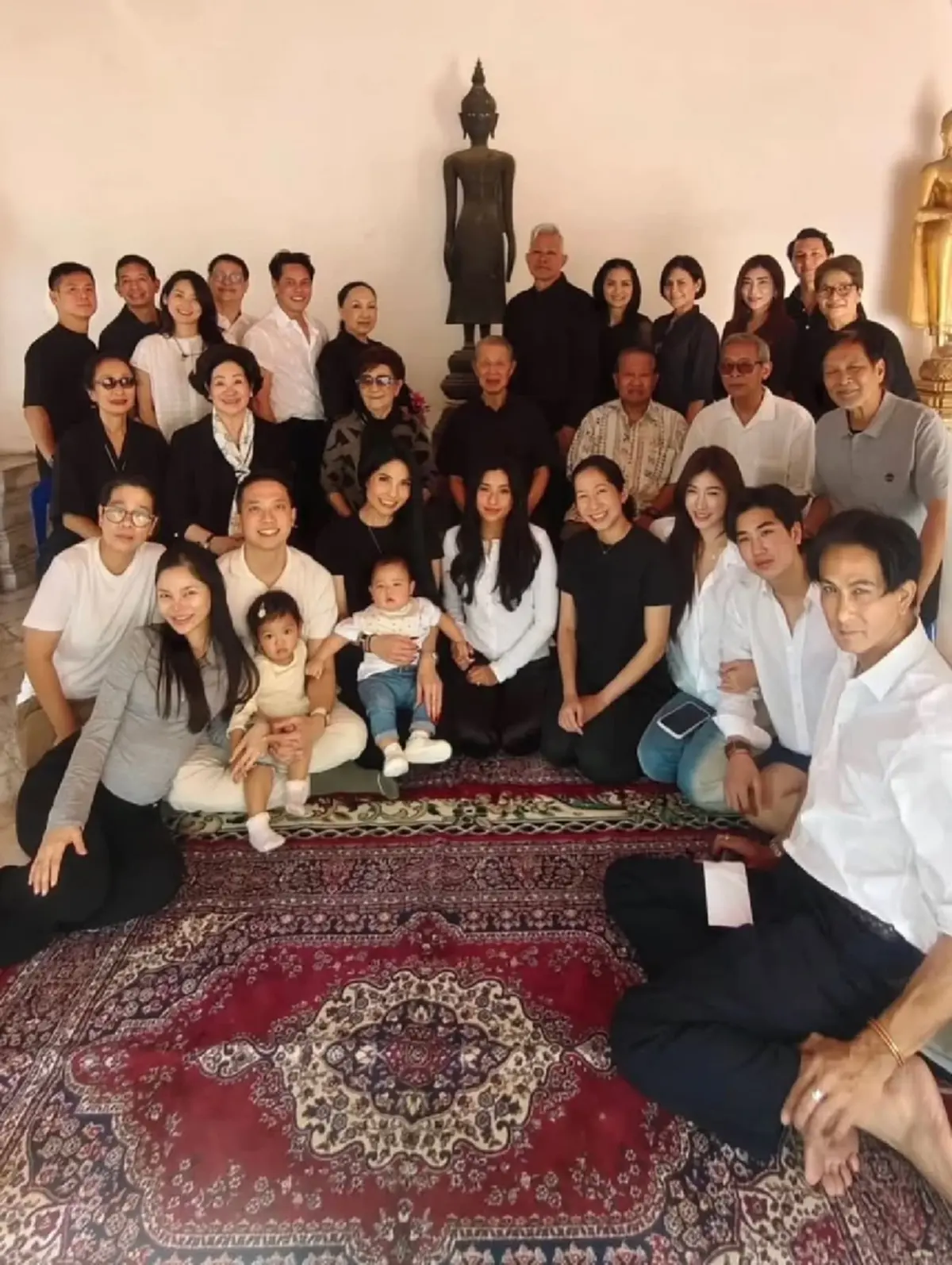 หน้าตาดียกบ้าน! “พีท ทองเจือ” ลงภาพร่วมเฟรมน้องสาวสองคน